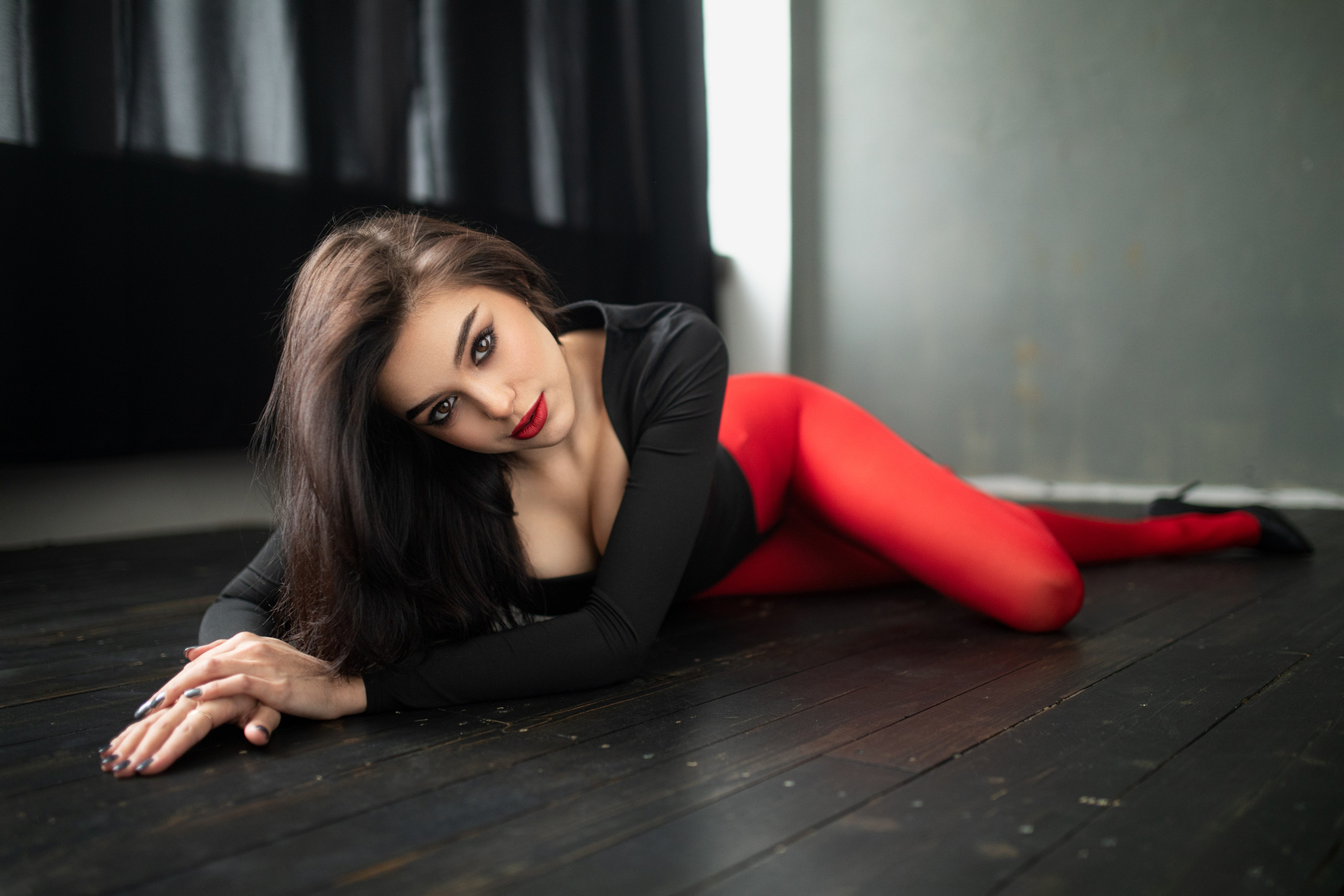 Фотосет с Марианной в студии с минимальным интерьером в формате для «себя»