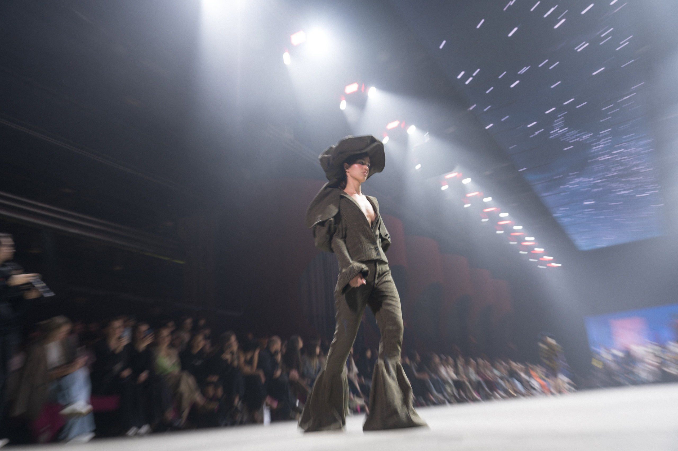 Показ Школы дизайна НИУ ВШЭ. Фотограф Николай Прокофьев модельные тесты в Москве