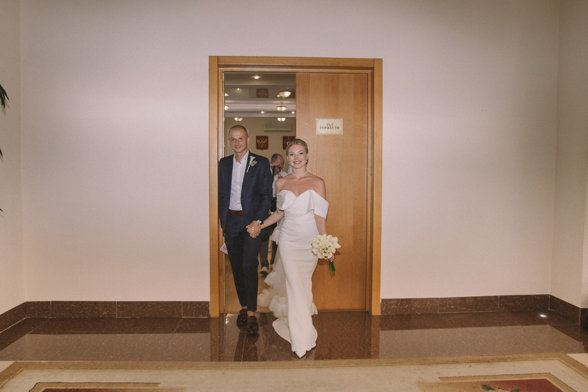 Свадебный день для двоих: сборы невесты в пятизвёздочном отеле и прогулкой пары в горах Красной поляны. Свадебный, репортажный и портретный фотограф Сочи, Краснодар. Александра Зайцева