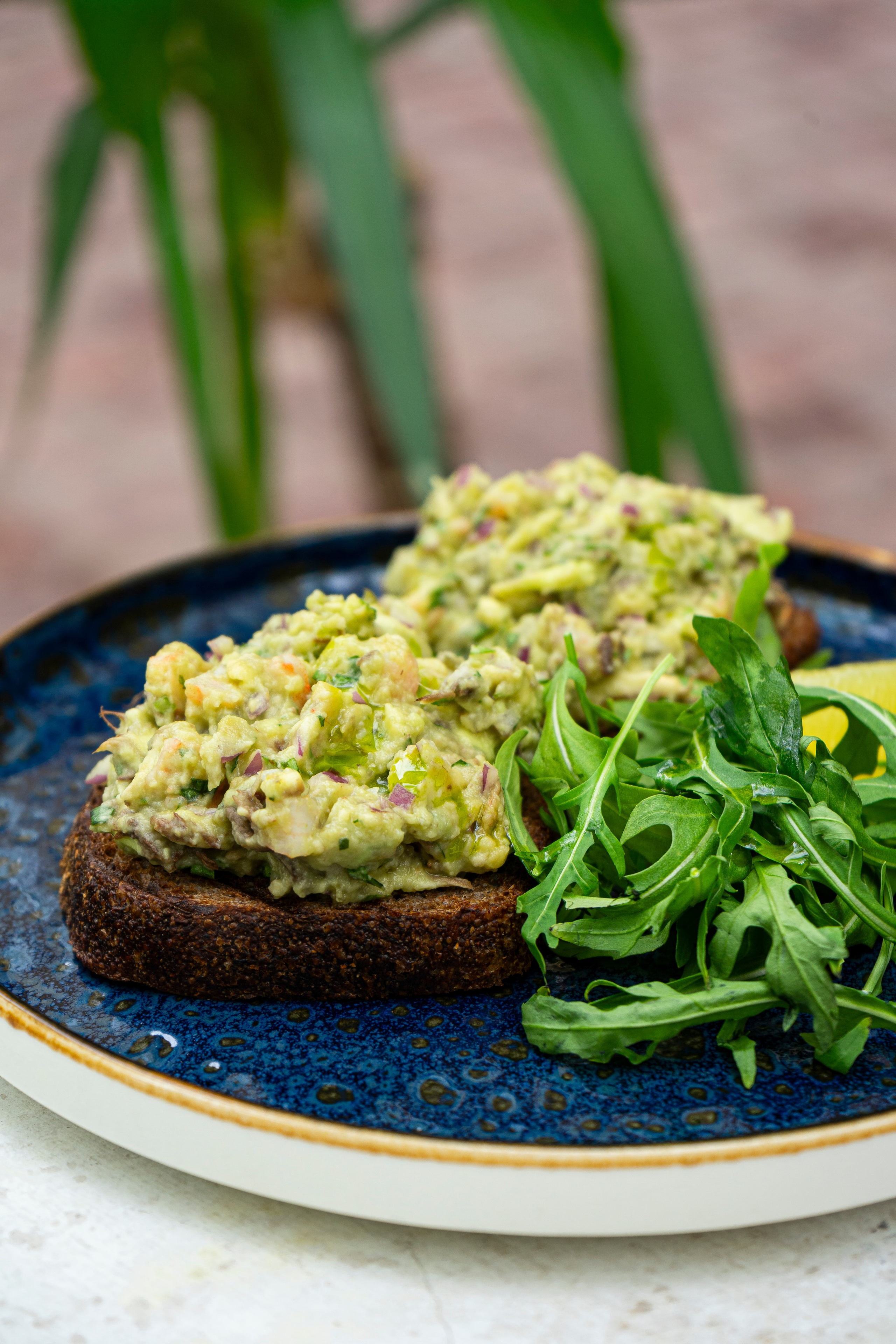 Тосты с авокадо, сёмгой и рукколой