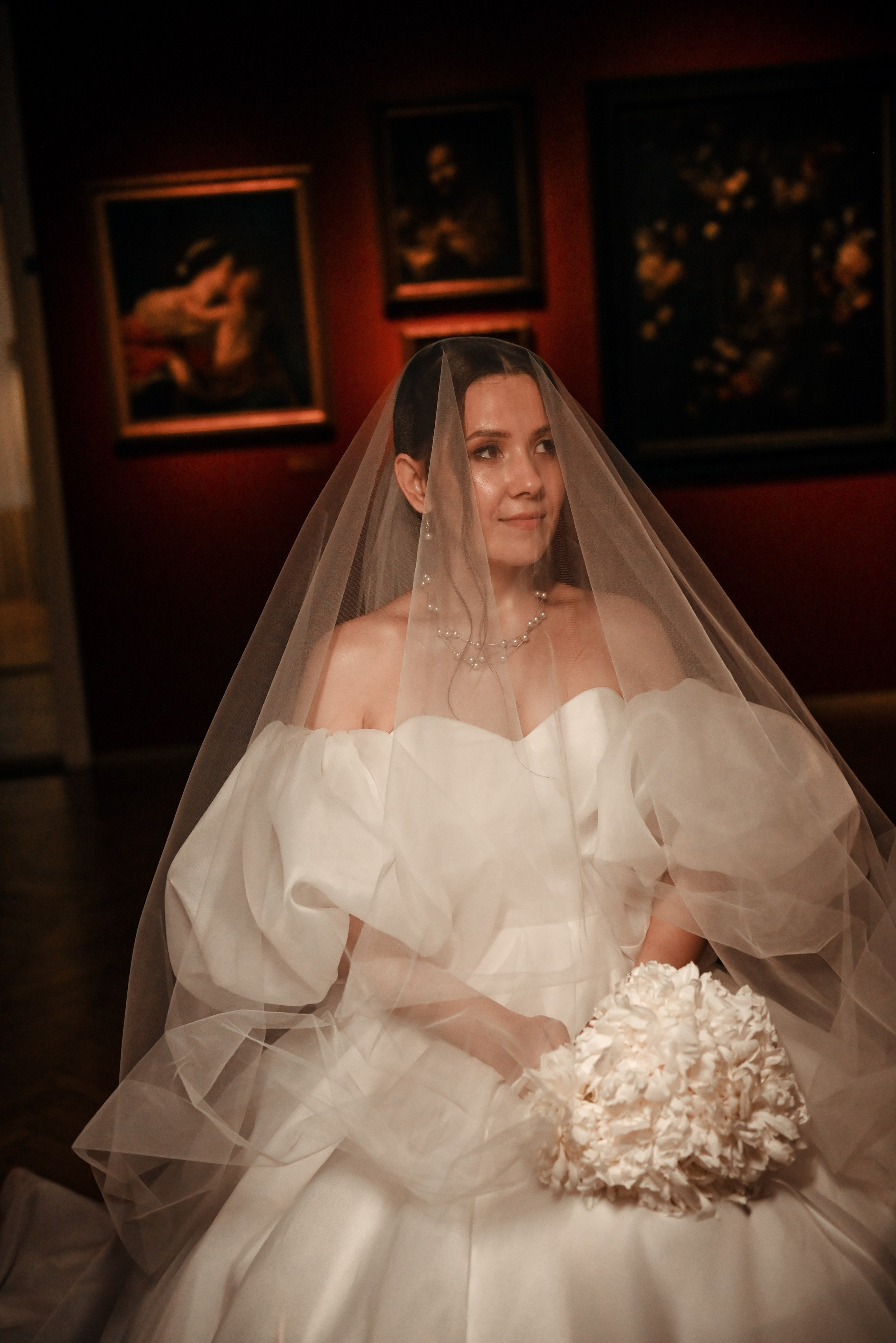 Небольшая свадебная серия в музее и прогулкой под дождем Эльмиры и Ризата. Свадебный, семейный, детский, контент фотограф в Омске Максим Ильин