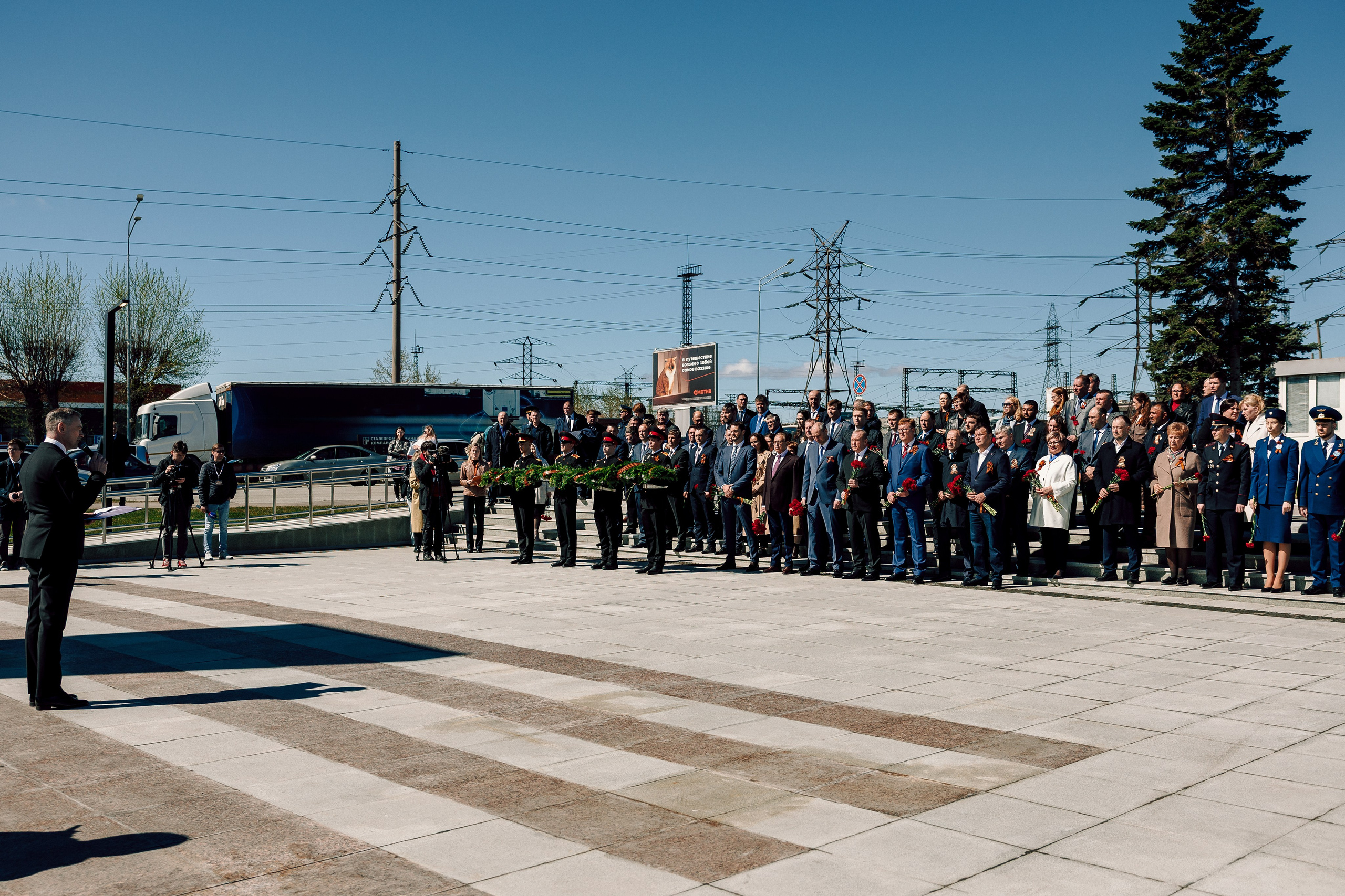 Торжественный митинг, посвящённый открытию Мемориала Славы воинам-новотрубникам. Лёшка Варзегов — фотограф