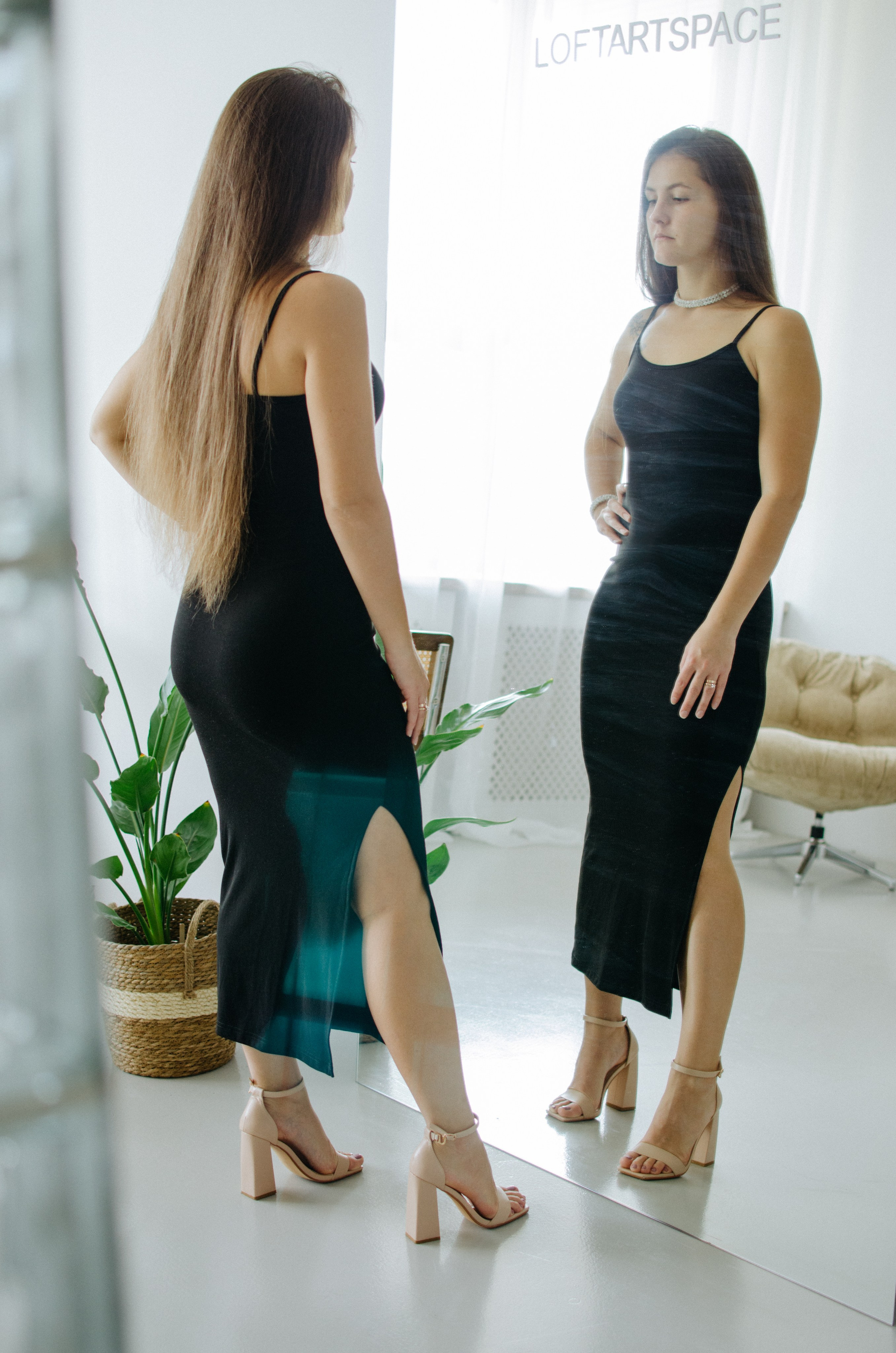 Девушка у зеркала в фотостудии