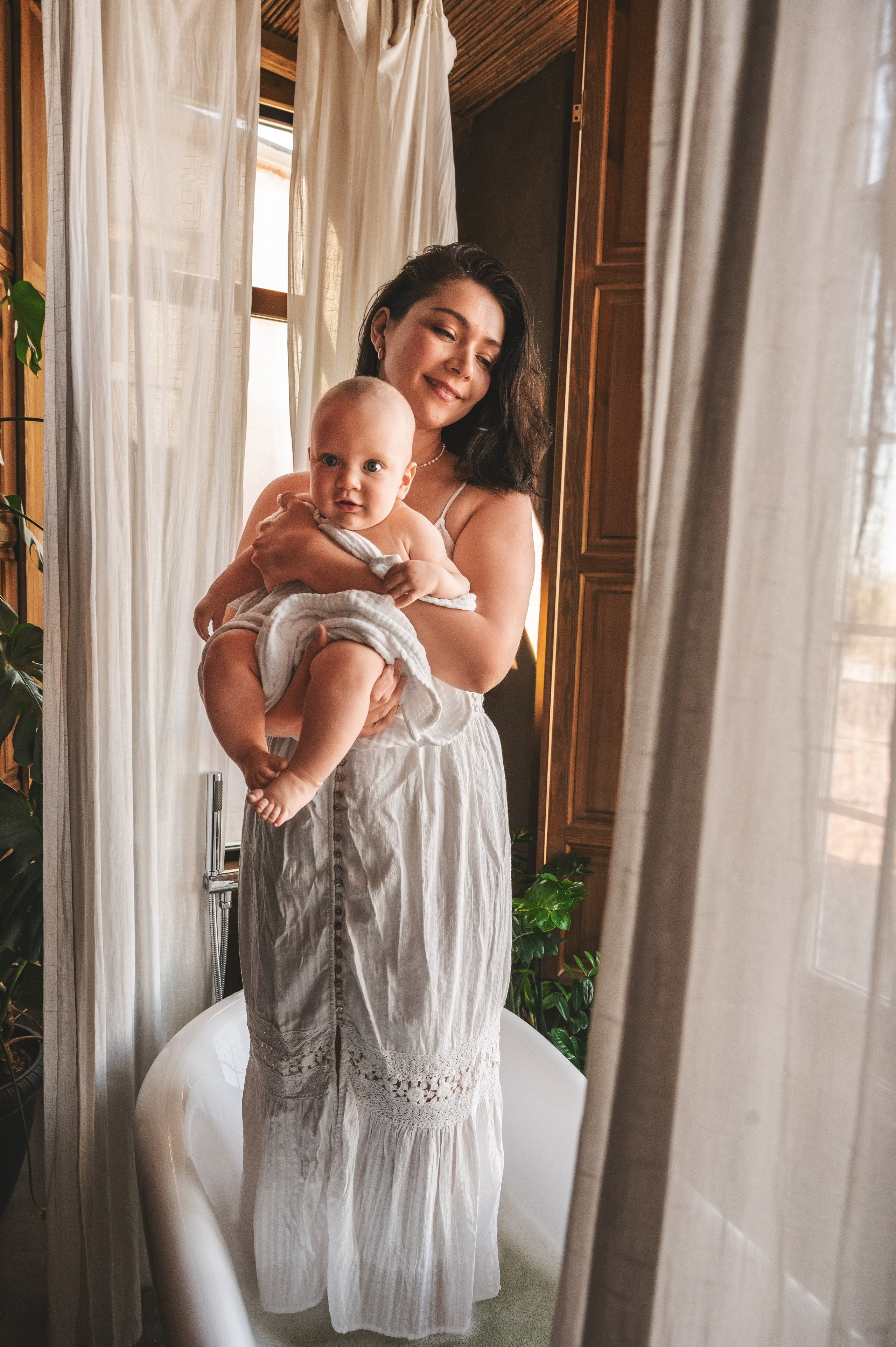 Мама и малыш в фотостудии. Фотограф новорожденных малышей в Санкт-Петербурге