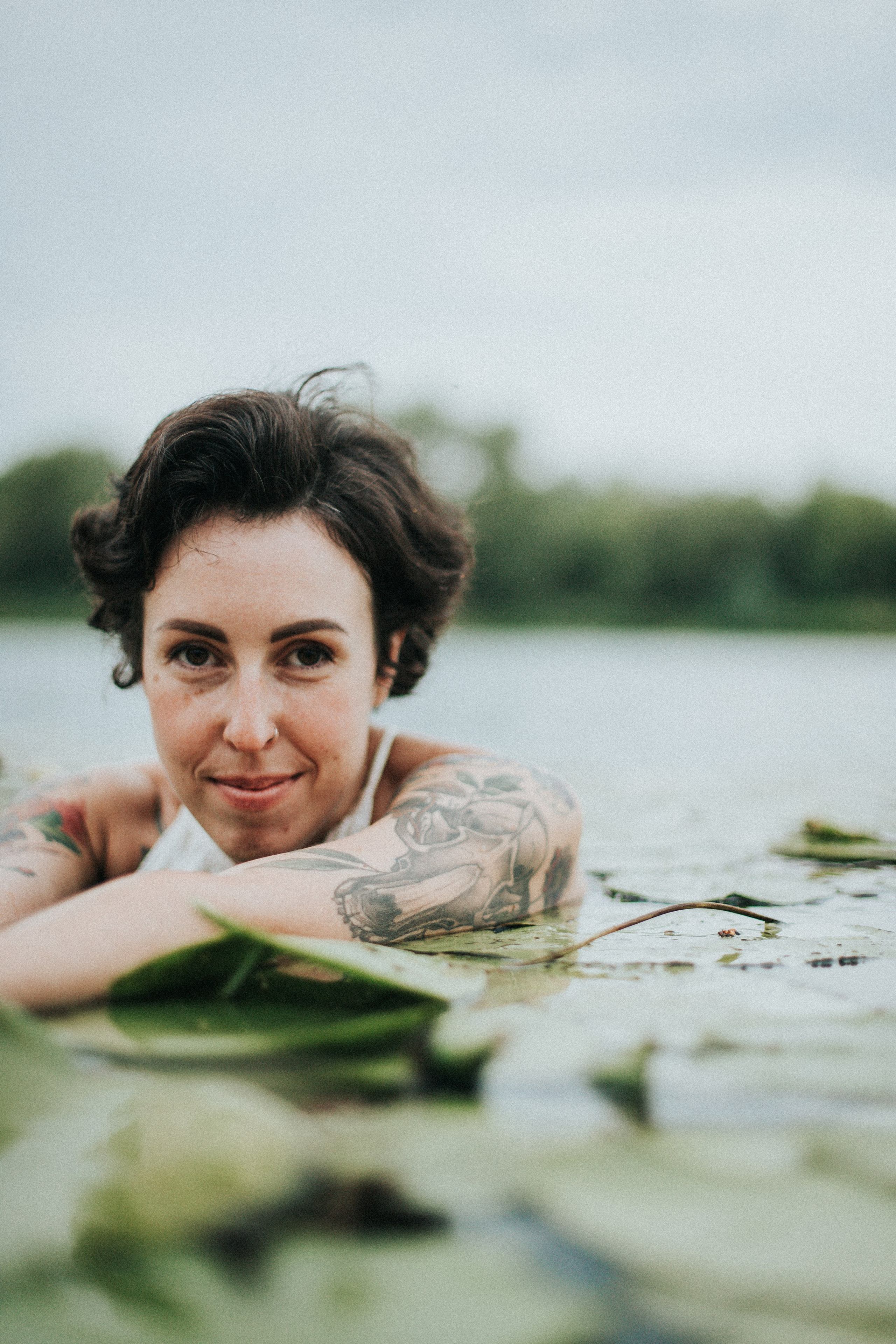 Есенин у реки. Фотограф в Нижнем Новгороде