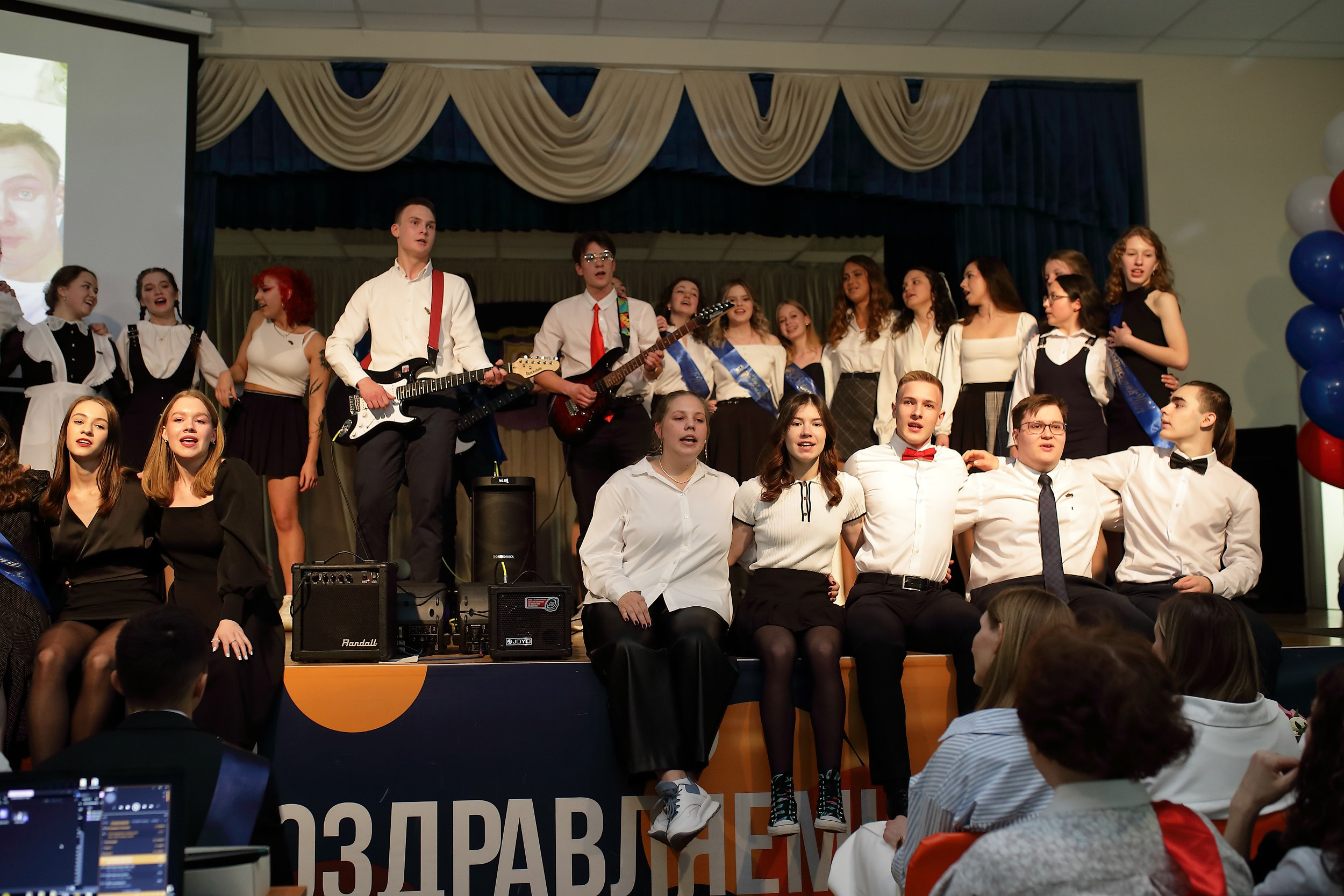 Последний звонок (актовый зал). Свадебный и семейный фотограф и видеограф в Екатеринбурге Полянские Тимур и Анастасия