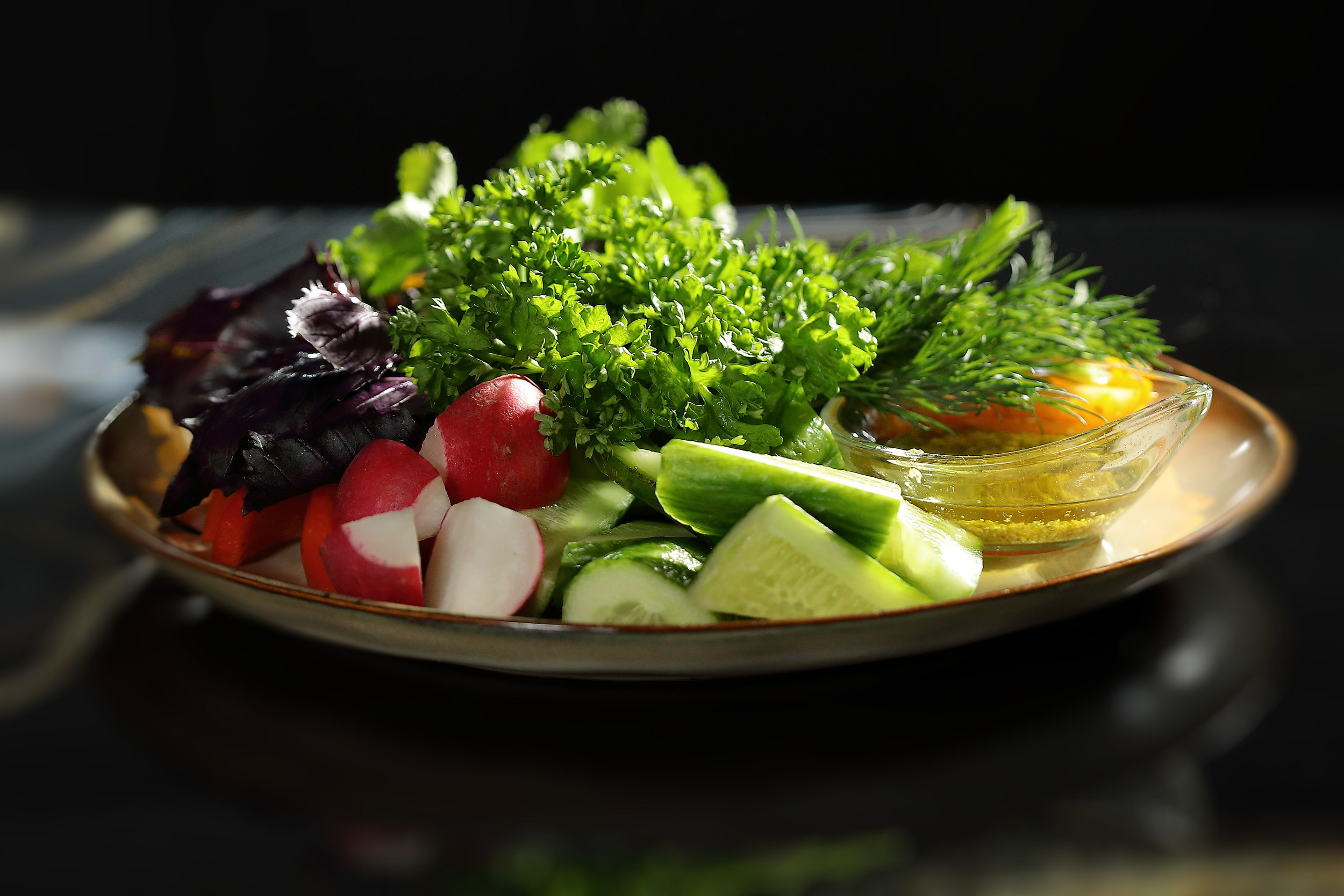 Нарезанные овощи на черном фоне Кейтеринг