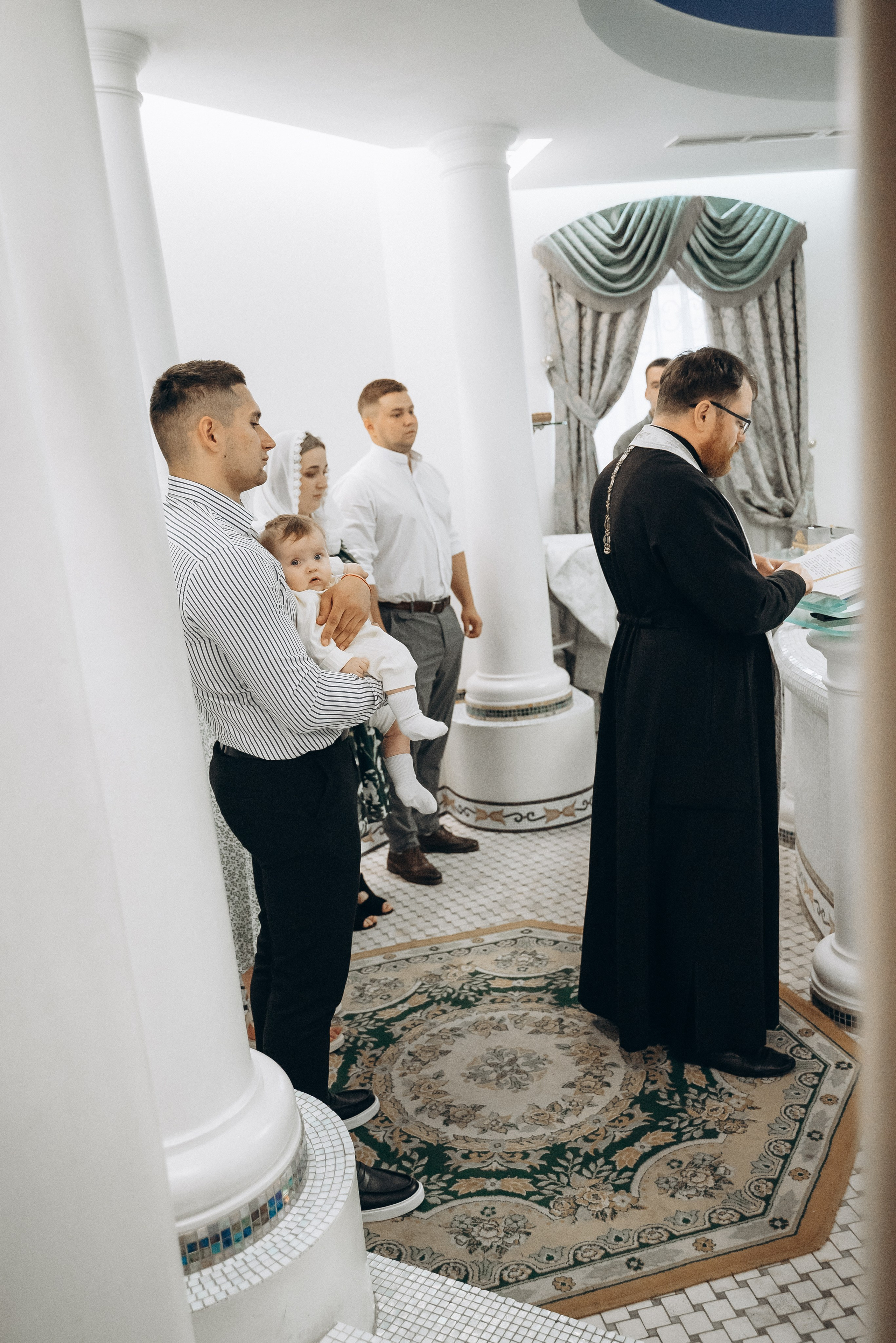 Крещение Варюши (Храм Святой Живоначальной Троицы). Семейный фотограф в Минске Дарья Дреко