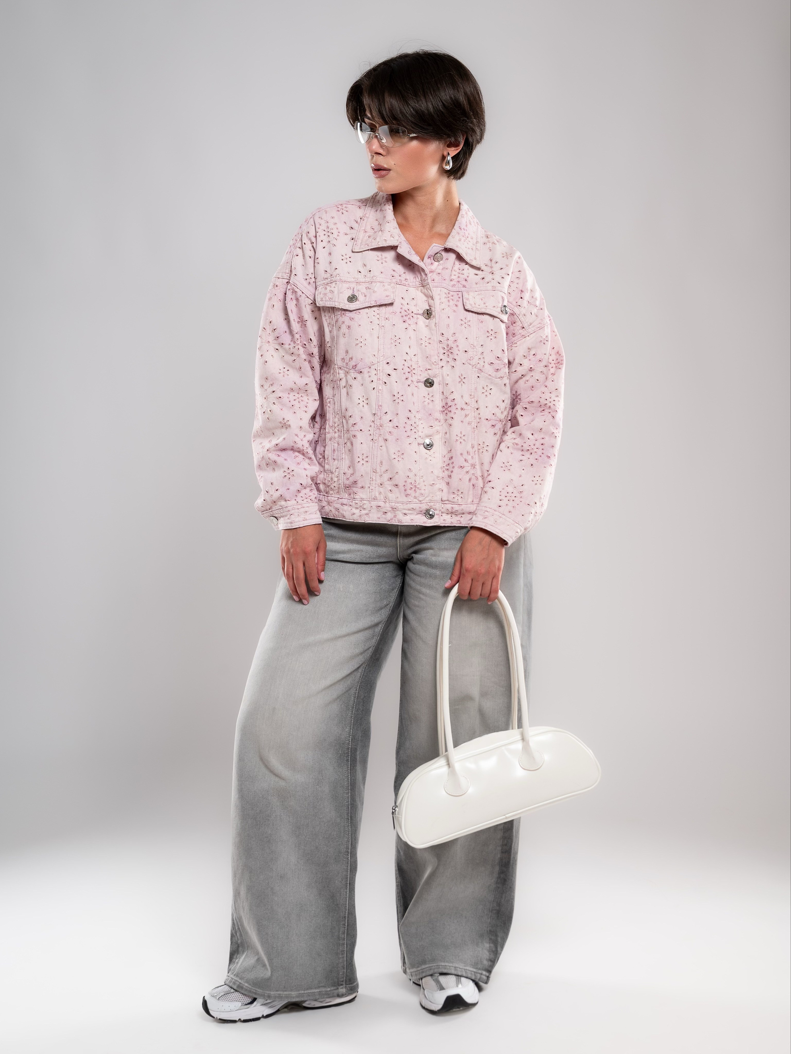 Джинсовые куртки на 2х моделях. Предметный фотограф, фото для маркетплейсов Пятигорск, КМВ