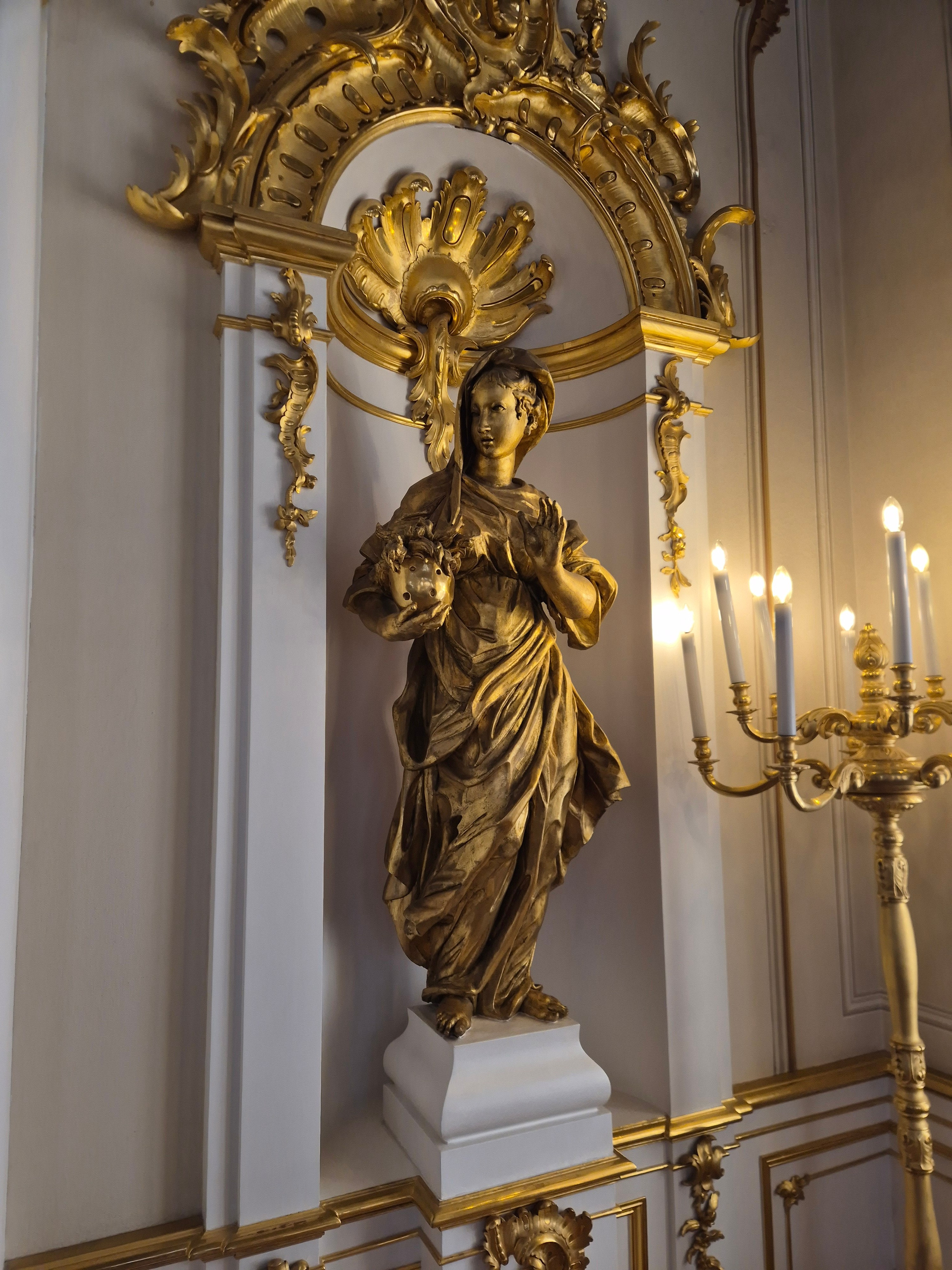 Статуя XVIII в аллегория "Зима", пережившая годы войны