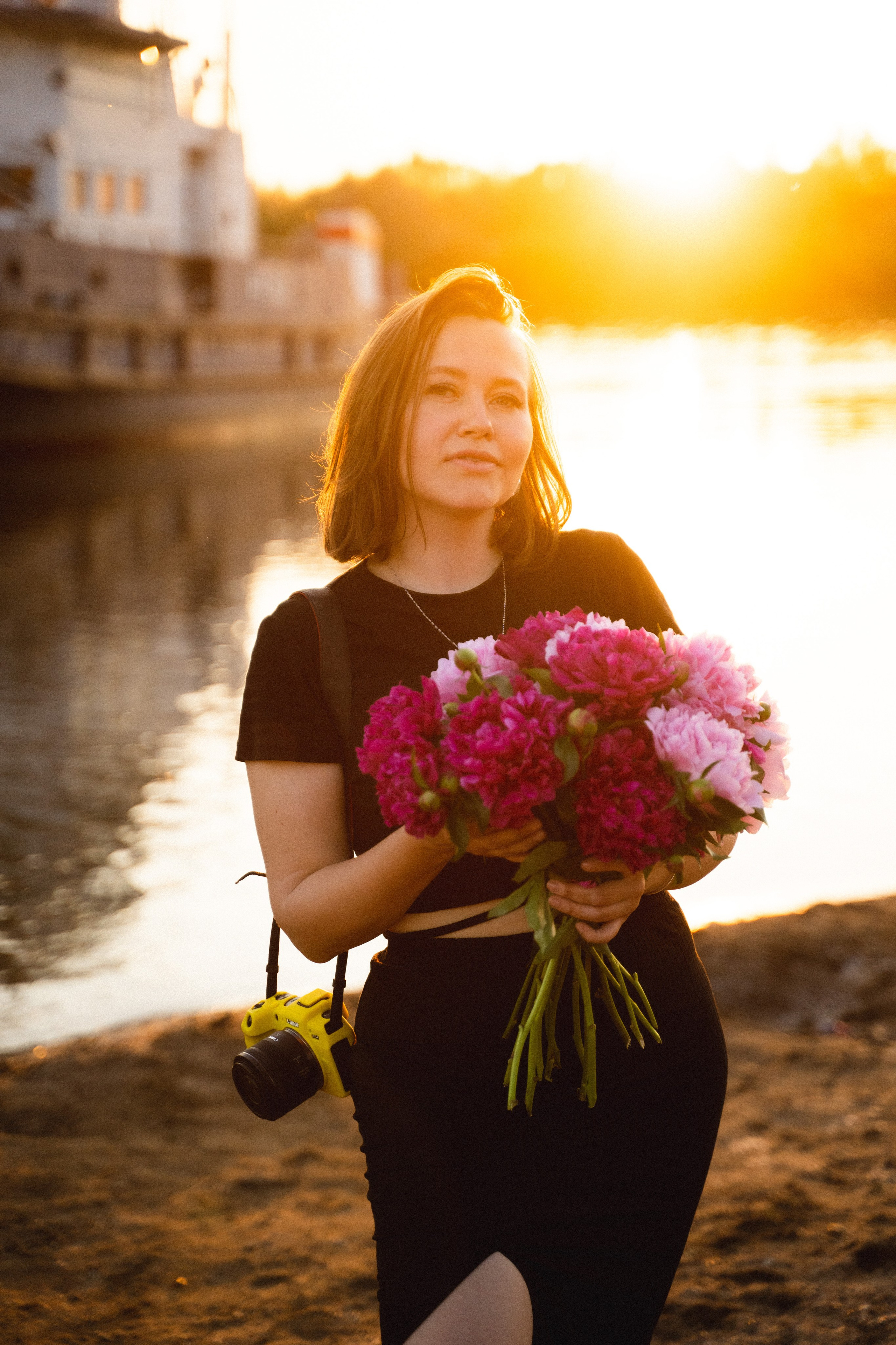 Девушки на берегу