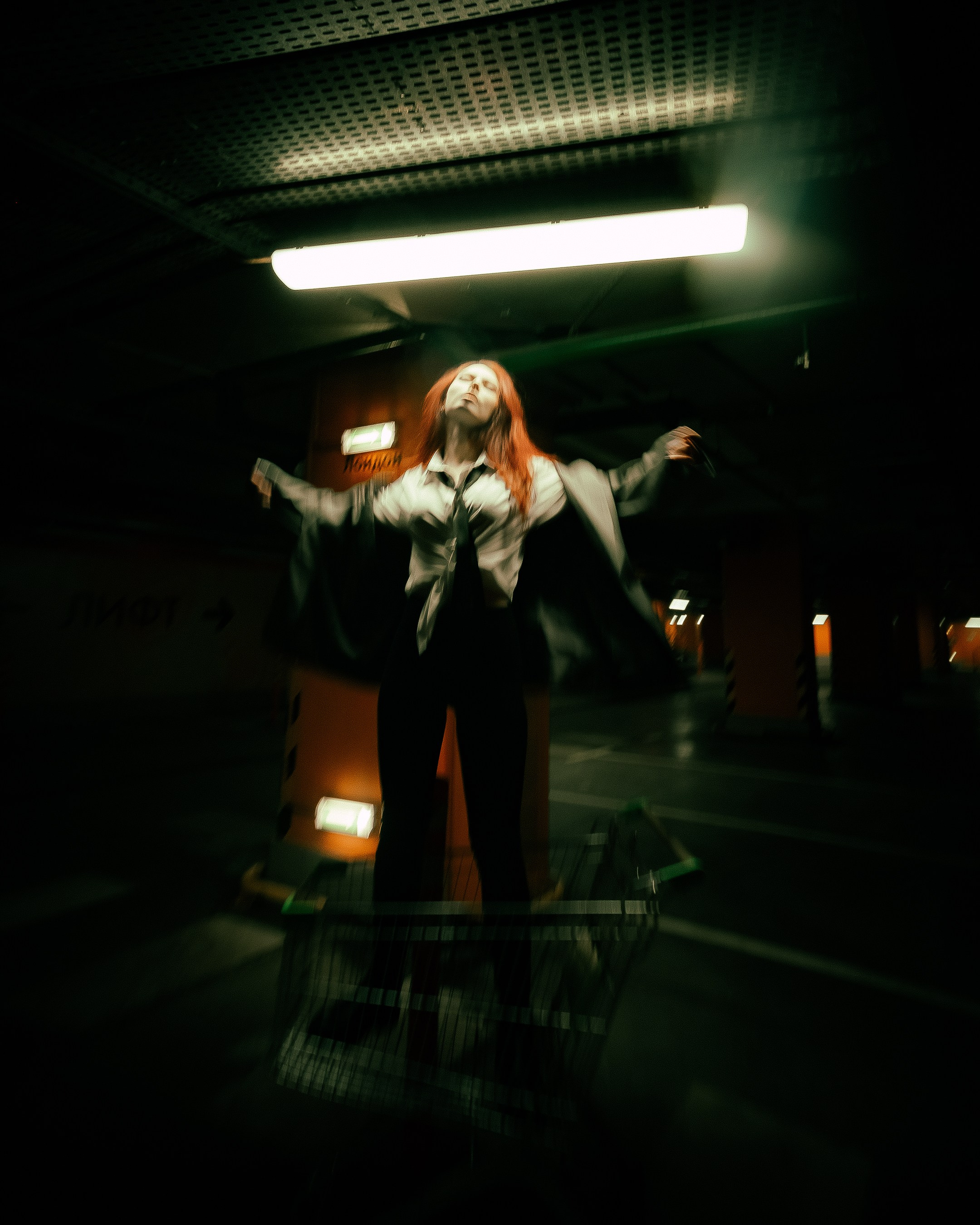 Individuale. Fotografo a Mosca con un’atmosfera notturna di foto