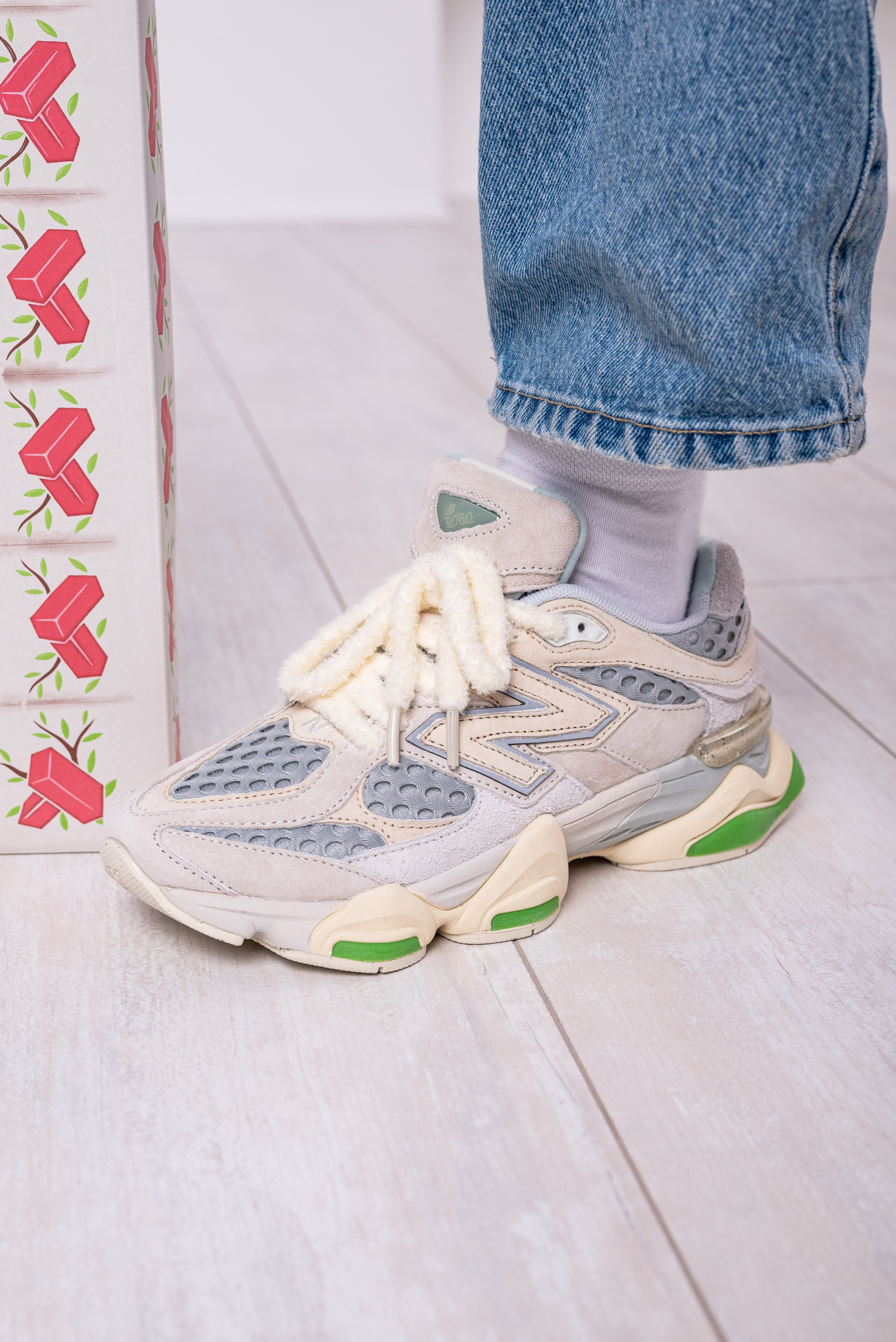 Кроссовки в студии. Предметный фотограф, фото для маркетплейсов Пятигорск, КМВ