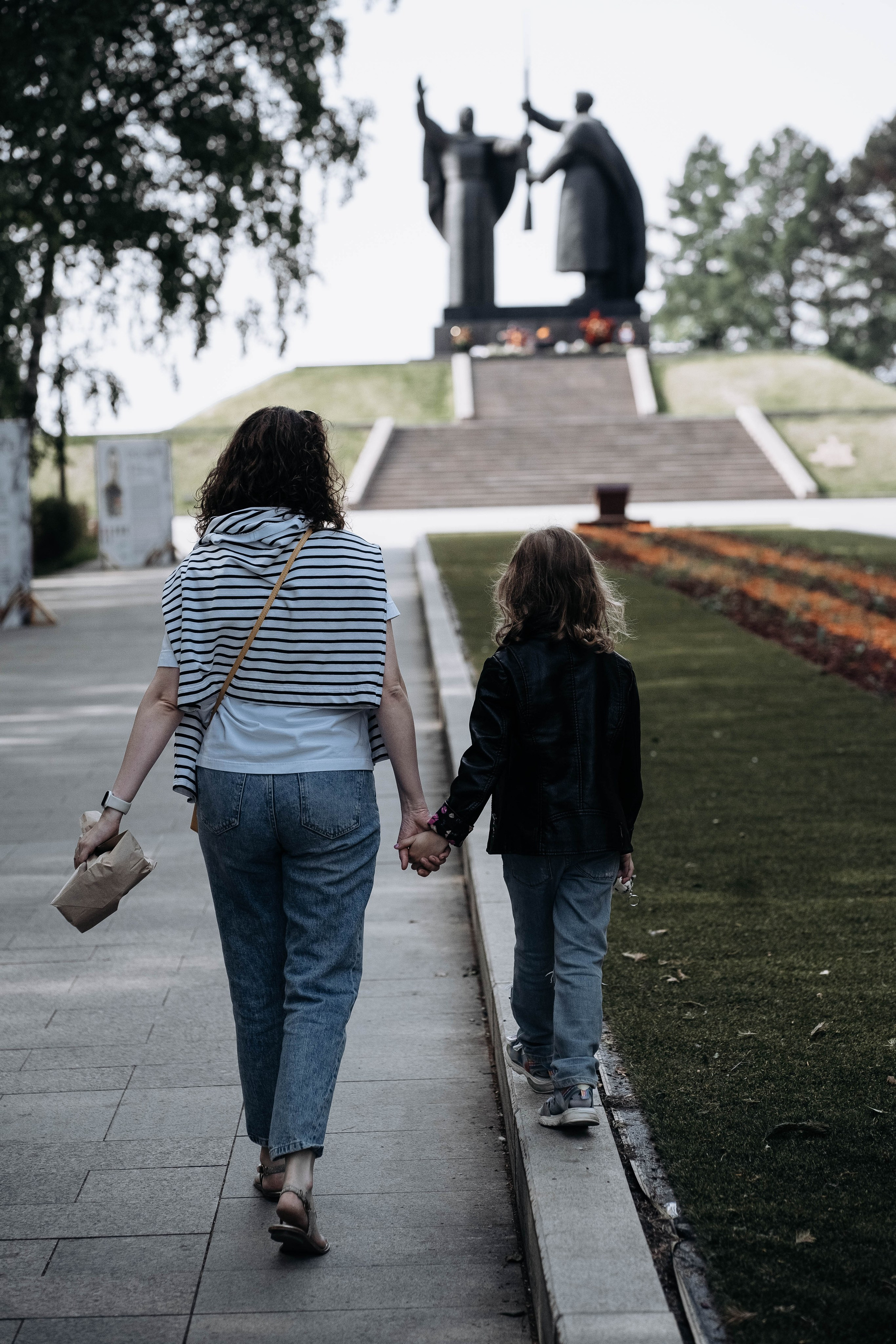 Маня и Аня ранним утром 🤍. Семейный фотограф в Томске Зарина Азизбаева