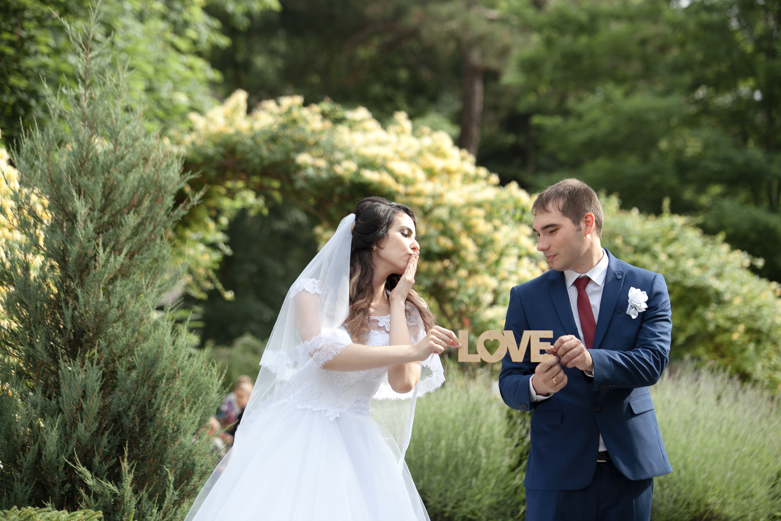 фотограф на свадьбу в Новороссийске, свадебный фотограф Новороссийск, семейный фотограф Новороссийск,  свадебная фотосессия в Новороссийске, фото невесты, фото жениха, фотомолодых, фотосессия в ЗАГСе Новороссийска, фотосессия церемонии, свадебная фотосессия на прогулке , фотопрогулка в Новороссийске, невеста, жених, букет невесты, платье невесты, гости на свадьбе, горько молодым