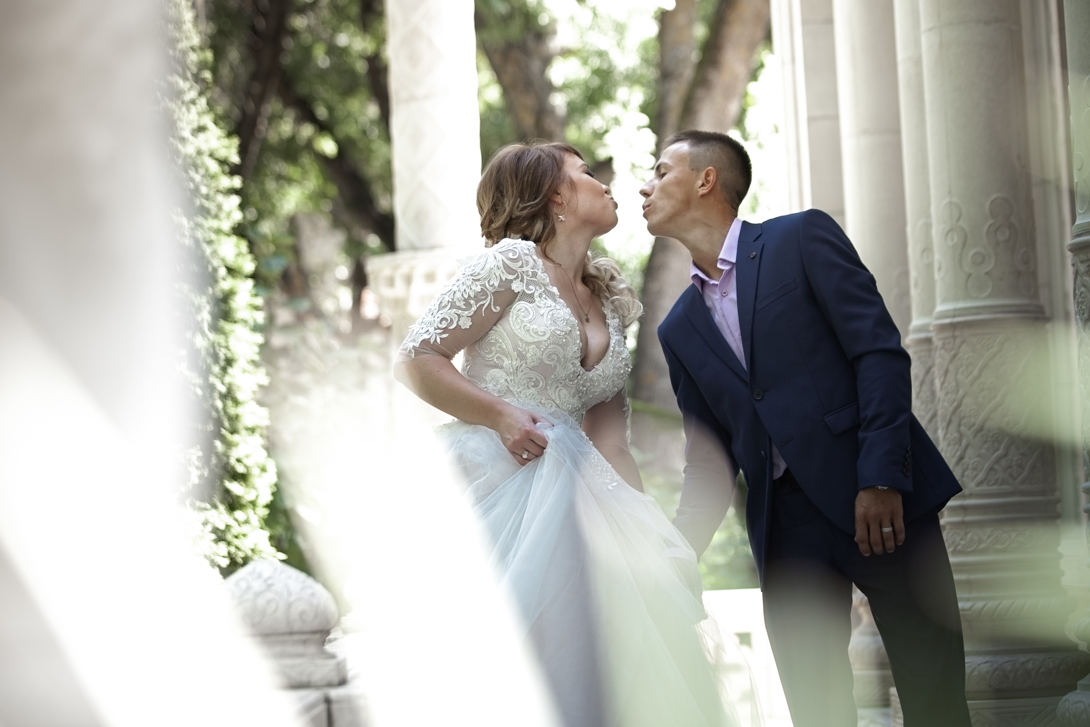 фотограф на свадьбу в Новороссийске, свадебный фотограф Новороссийск, семейный фотограф Новороссийск,  свадебная фотосессия в Новороссийске, фото невесты, фото жениха, фотомолодых, фотосессия в ЗАГСе Новороссийска, фотосессия церемонии, свадебная фотосессия на прогулке , фотопрогулка в Новороссийске, невеста, жених, букет невесты, платье невесты, гости на свадьбе, горько молодым