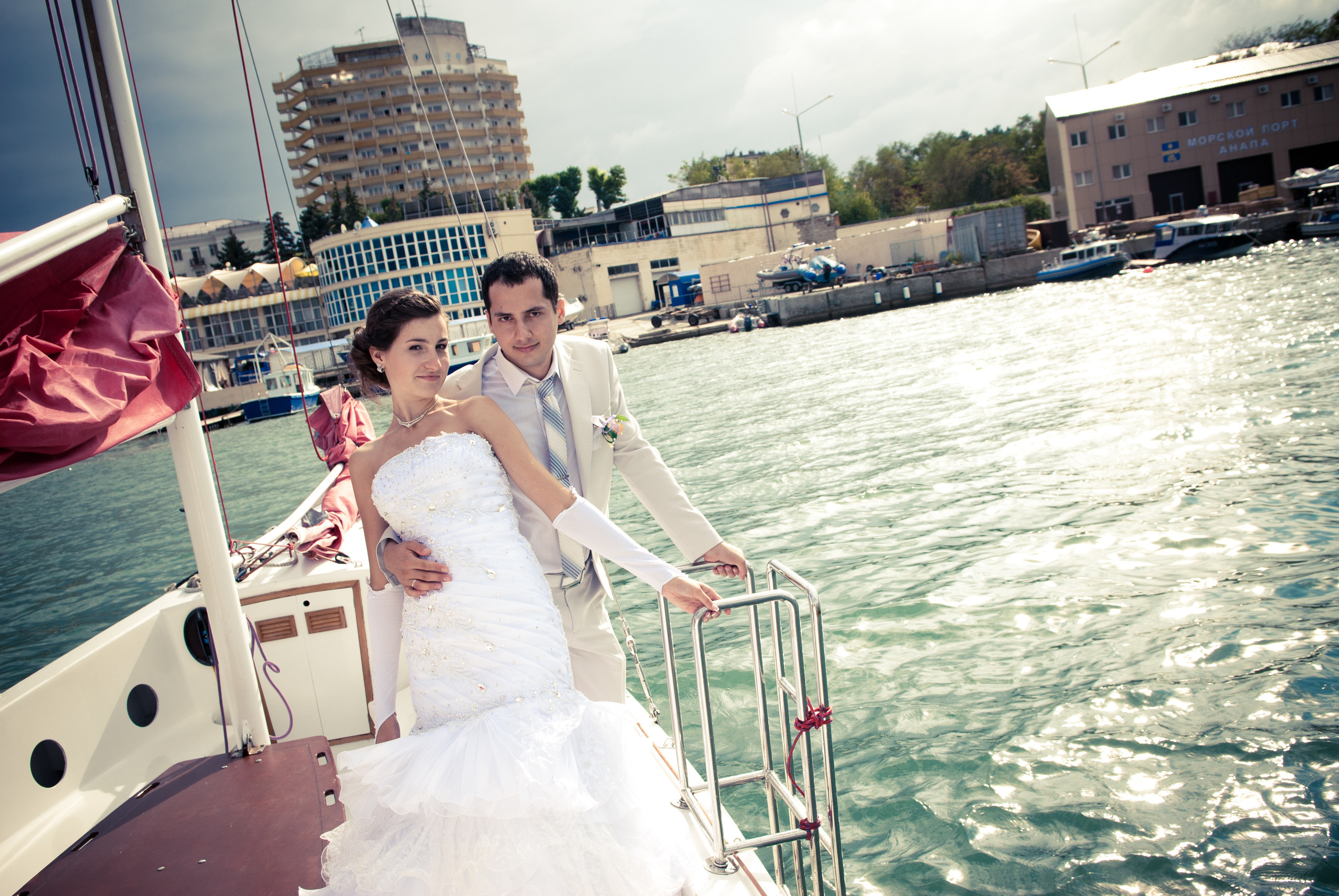 фотограф на свадьбу в Новороссийске, свадебный фотограф Новороссийск, семейный фотограф Новороссийск,  свадебная фотосессия в Новороссийске, фото невесты, фото жениха, фотомолодых, фотосессия в ЗАГСе Новороссийска, фотосессия церемонии, свадебная фотосессия на прогулке , фотопрогулка в Новороссийске, невеста, жених, букет невесты, платье невесты, гости на свадьбе, горько молодым