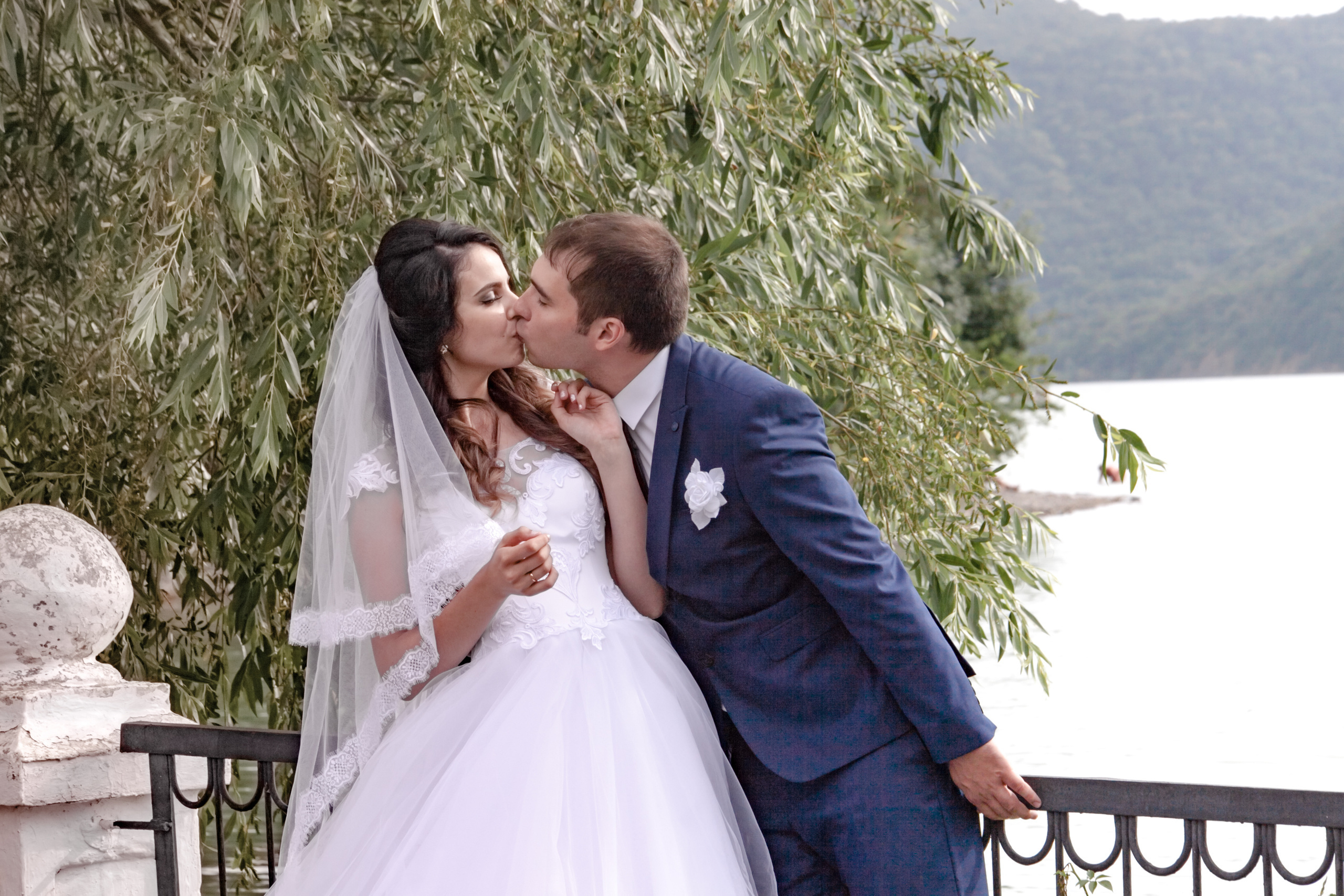 фотограф на свадьбу в Новороссийске, свадебный фотограф Новороссийск, семейный фотограф Новороссийск,  свадебная фотосессия в Новороссийске, фото невесты, фото жениха, фотомолодых, фотосессия в ЗАГСе Новороссийска, фотосессия церемонии, свадебная фотосессия на прогулке , фотопрогулка в Новороссийске, невеста, жених, букет невесты, платье невесты, гости на свадьбе, горько молодым