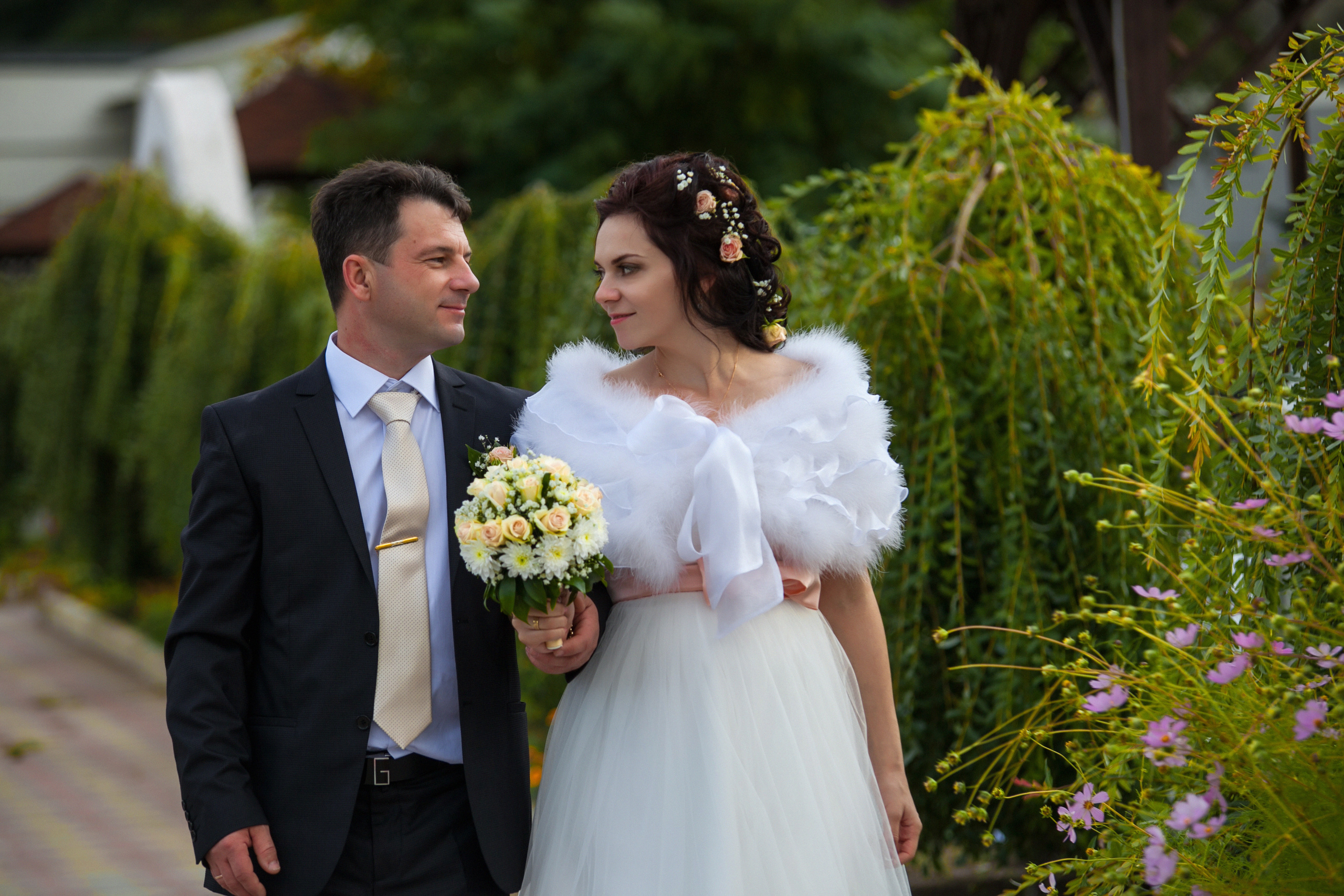 фотограф на свадьбу в Новороссийске, свадебный фотограф Новороссийск, семейный фотограф Новороссийск,  свадебная фотосессия в Новороссийске, фото невесты, фото жениха, фотомолодых, фотосессия в ЗАГСе Новороссийска, фотосессия церемонии, свадебная фотосессия на прогулке , фотопрогулка в Новороссийске, невеста, жених, букет невесты, платье невесты, гости на свадьбе, горько молодым