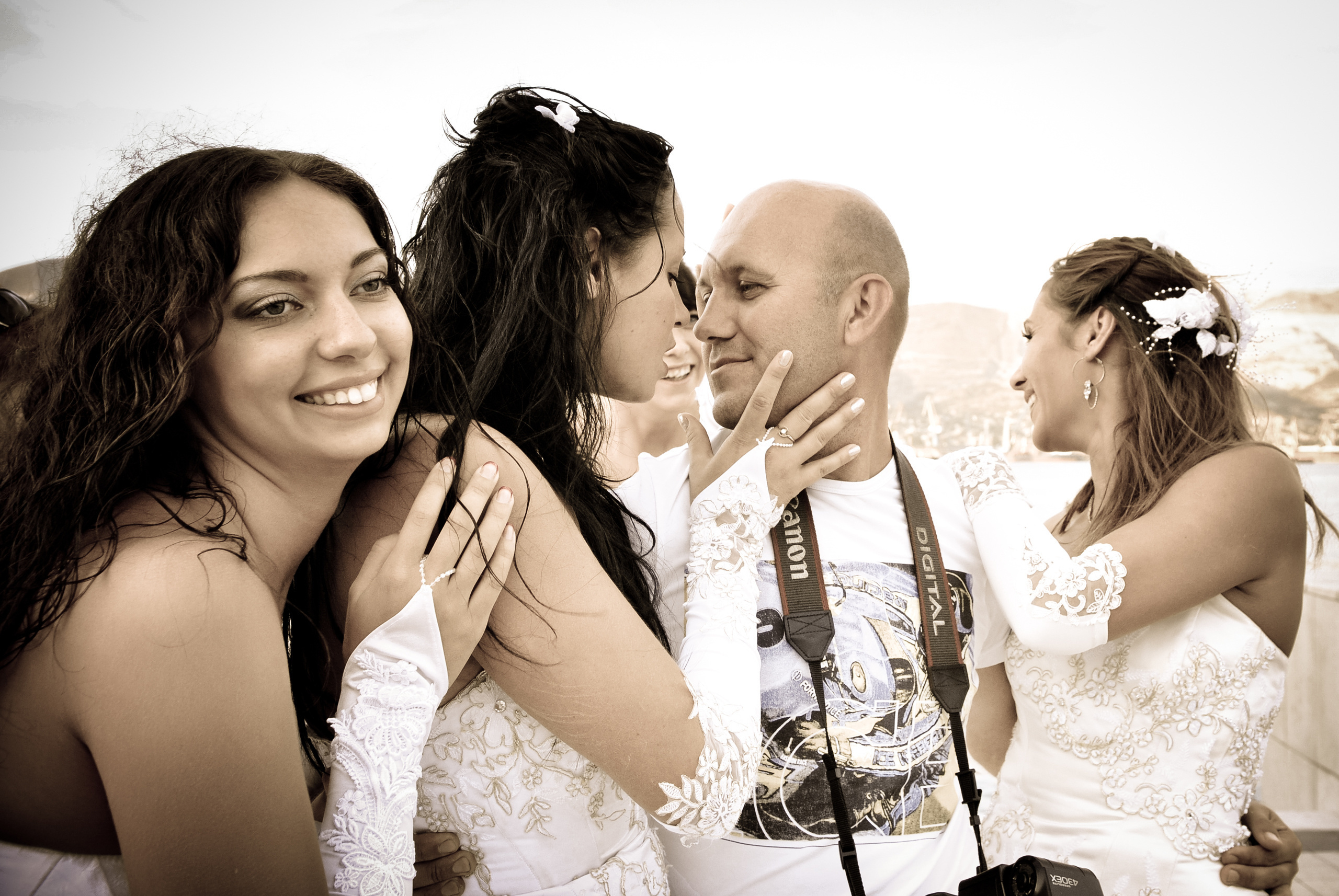 фотограф на свадьбу в Новороссийске, свадебный фотограф Новороссийск, семейный фотограф Новороссийск,  свадебная фотосессия в Новороссийске, фото невесты, фото жениха, фотомолодых, фотосессия в ЗАГСе Новороссийска, фотосессия церемонии, свадебная фотосессия на прогулке , фотопрогулка в Новороссийске, невеста, жених, букет невесты, платье невесты, гости на свадьбе, горько молодым