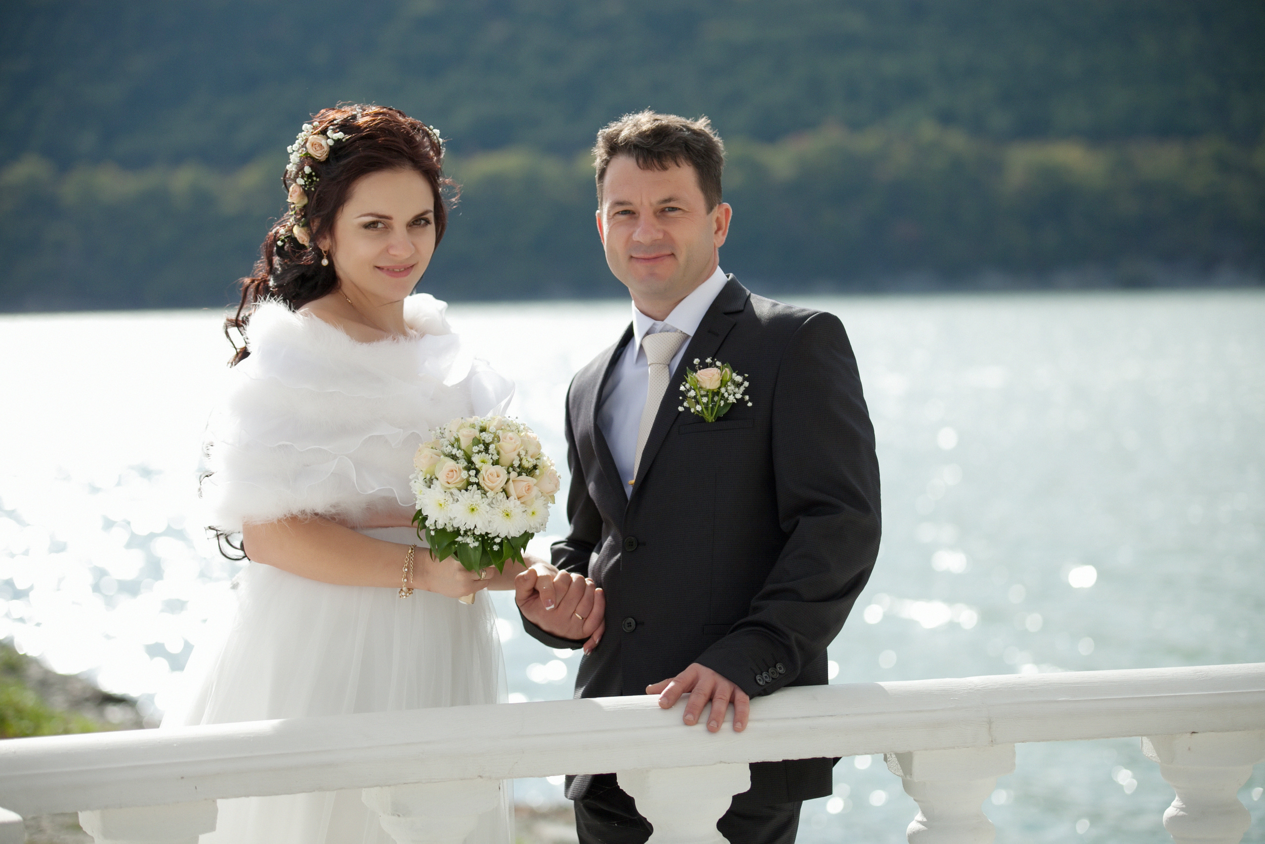 фотограф на свадьбу в Новороссийске, свадебный фотограф Новороссийск, семейный фотограф Новороссийск,  свадебная фотосессия в Новороссийске, фото невесты, фото жениха, фотомолодых, фотосессия в ЗАГСе Новороссийска, фотосессия церемонии, свадебная фотосессия на прогулке , фотопрогулка в Новороссийске, невеста, жених, букет невесты, платье невесты, гости на свадьбе, горько молодым