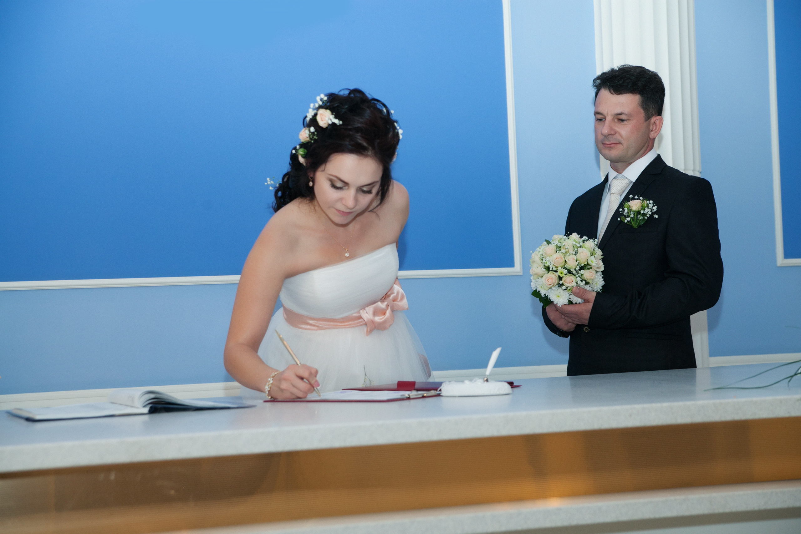 фотограф на свадьбу в Новороссийске, свадебный фотограф Новороссийск, семейный фотограф Новороссийск,  свадебная фотосессия в Новороссийске, фото невесты, фото жениха, фотомолодых, фотосессия в ЗАГСе Новороссийска, фотосессия церемонии, свадебная фотосессия на прогулке , фотопрогулка в Новороссийске, невеста, жених, букет невесты, платье невесты, гости на свадьбе, горько молодым