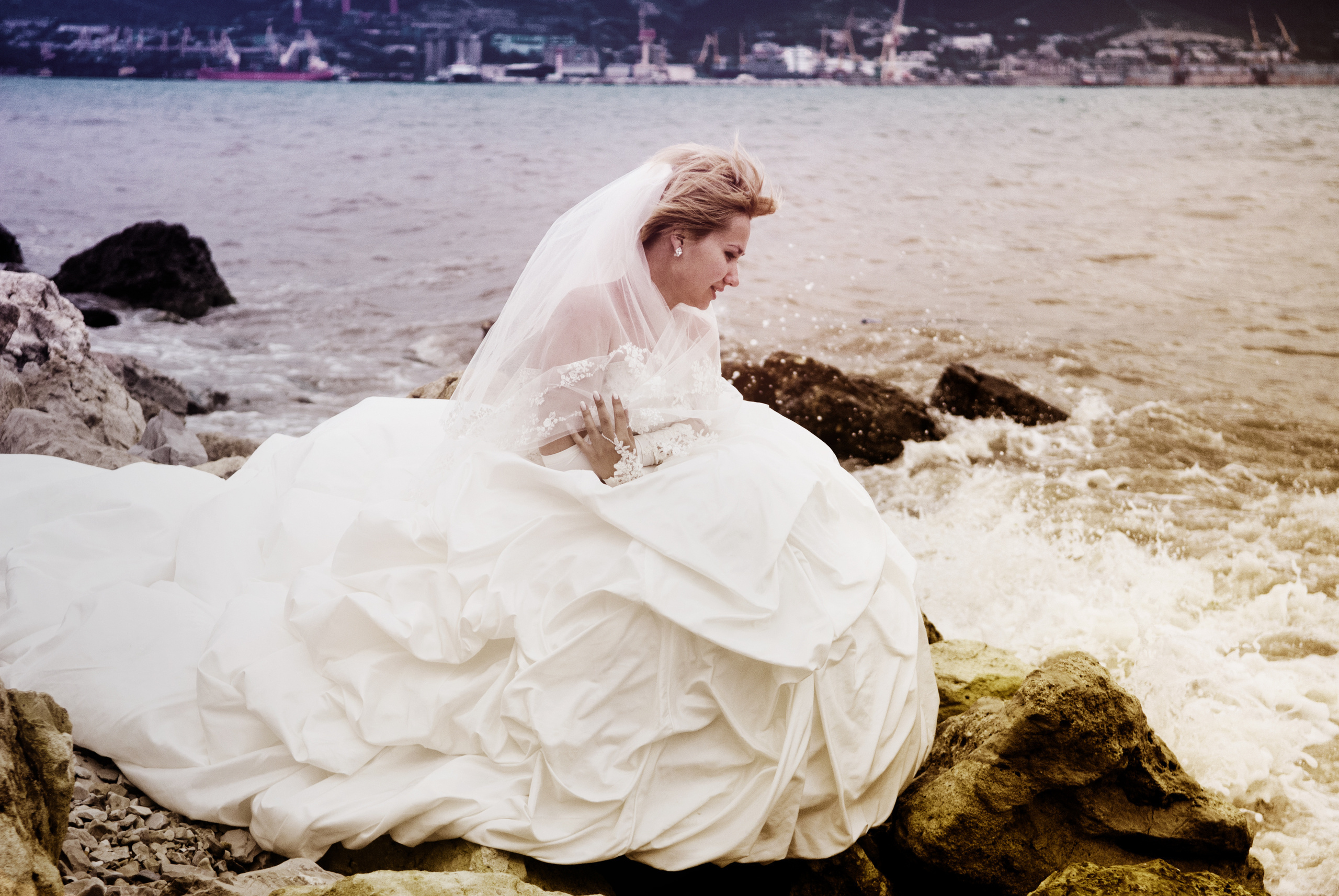 фотограф на свадьбу в Новороссийске, свадебный фотограф Новороссийск, семейный фотограф Новороссийск,  свадебная фотосессия в Новороссийске, фото невесты, фото жениха, фотомолодых, фотосессия в ЗАГСе Новороссийска, фотосессия церемонии, свадебная фотосессия на прогулке , фотопрогулка в Новороссийске, невеста, жених, букет невесты, платье невесты, гости на свадьбе, горько молодым