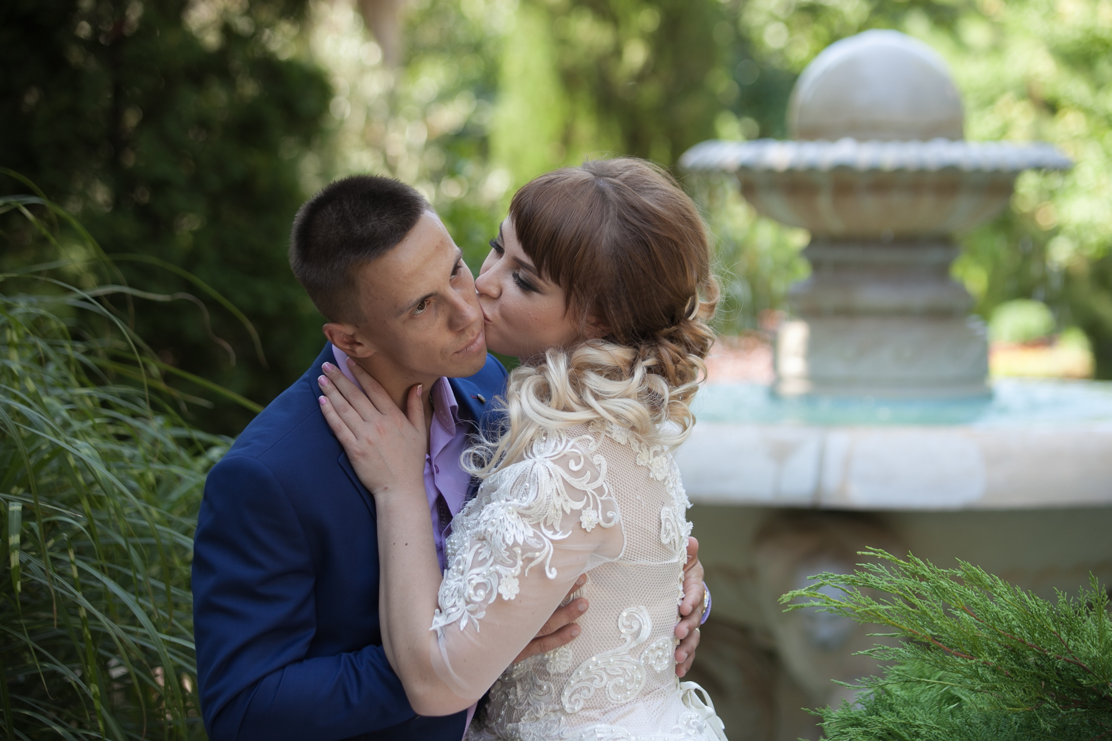 фотограф на свадьбу в Новороссийске, свадебный фотограф Новороссийск, семейный фотограф Новороссийск,  свадебная фотосессия в Новороссийске, фото невесты, фото жениха, фотомолодых, фотосессия в ЗАГСе Новороссийска, фотосессия церемонии, свадебная фотосессия на прогулке , фотопрогулка в Новороссийске, невеста, жених, букет невесты, платье невесты, гости на свадьбе, горько молодым