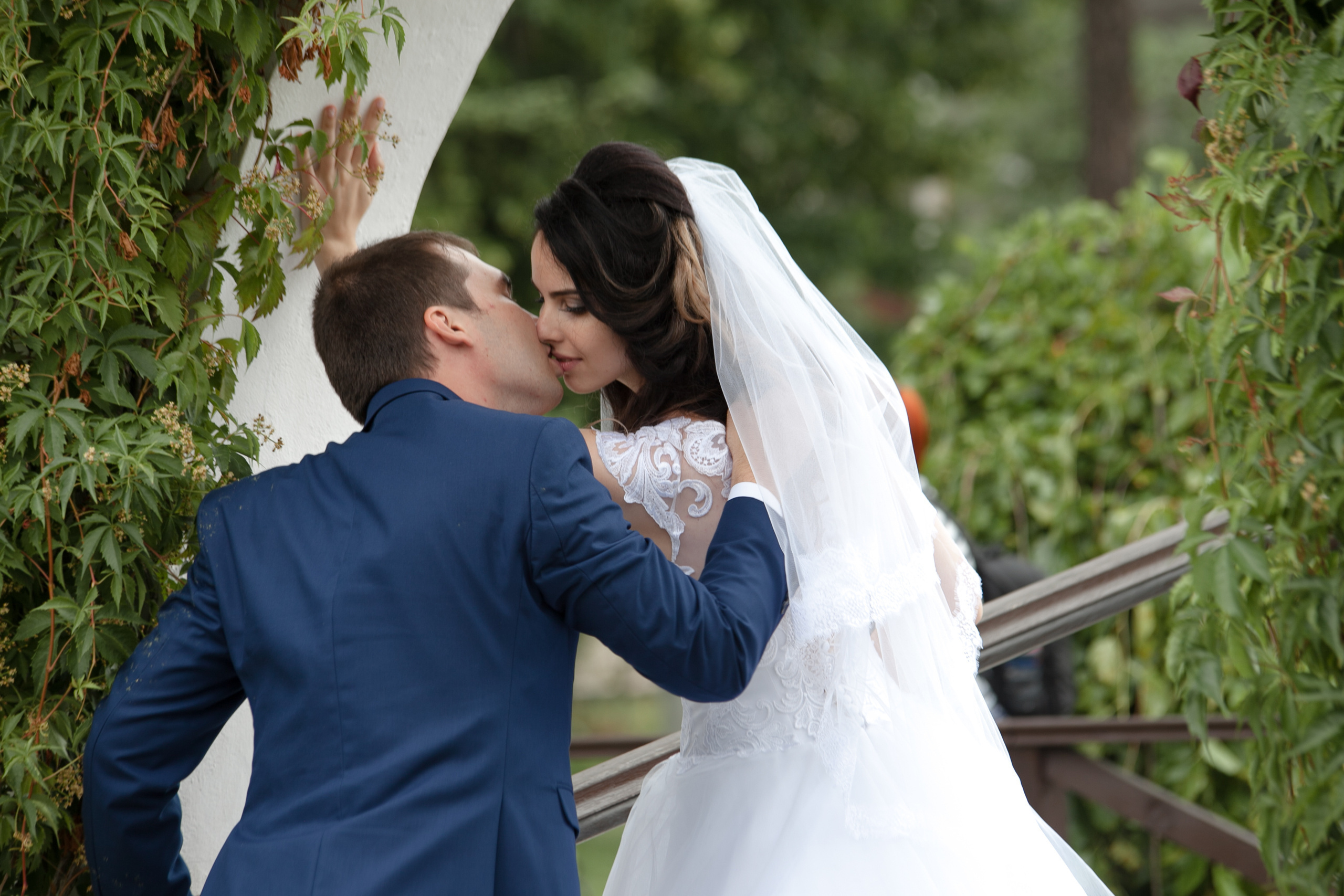 фотограф на свадьбу в Новороссийске, свадебный фотограф Новороссийск, семейный фотограф Новороссийск,  свадебная фотосессия в Новороссийске, фото невесты, фото жениха, фотомолодых, фотосессия в ЗАГСе Новороссийска, фотосессия церемонии, свадебная фотосессия на прогулке , фотопрогулка в Новороссийске, невеста, жених, букет невесты, платье невесты, гости на свадьбе, горько молодым