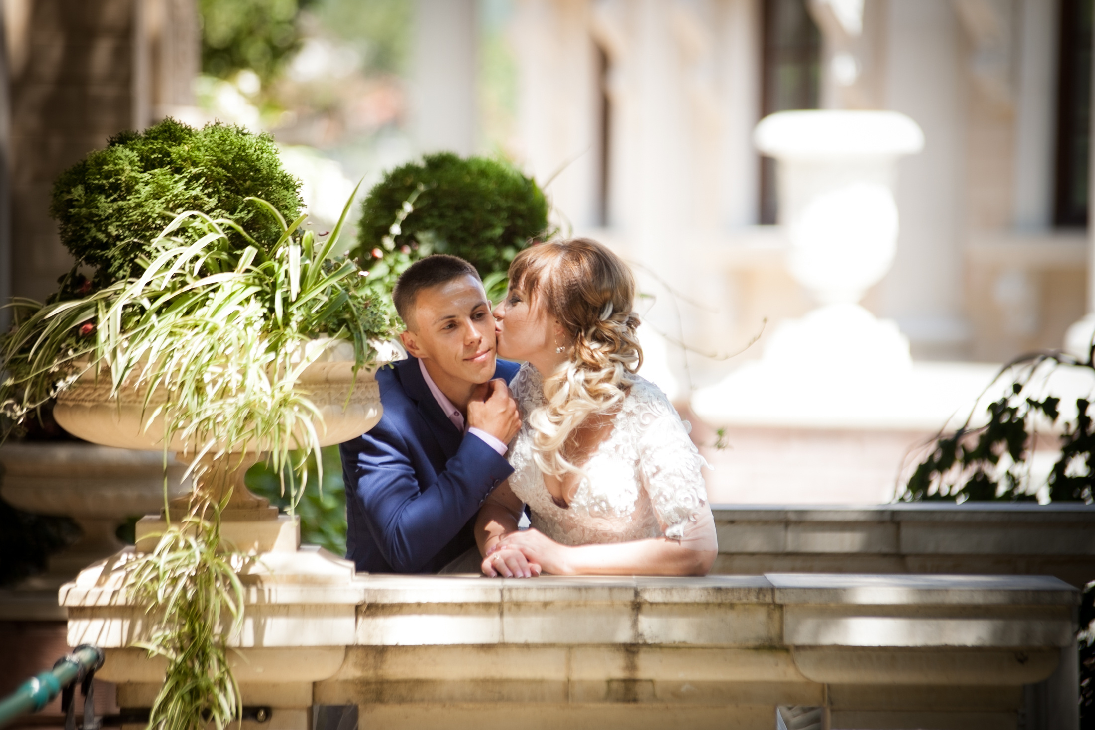 фотограф на свадьбу в Новороссийске, свадебный фотограф Новороссийск, семейный фотограф Новороссийск,  свадебная фотосессия в Новороссийске, фото невесты, фото жениха, фотомолодых, фотосессия в ЗАГСе Новороссийска, фотосессия церемонии, свадебная фотосессия на прогулке , фотопрогулка в Новороссийске, невеста, жених, букет невесты, платье невесты, гости на свадьбе, горько молодым