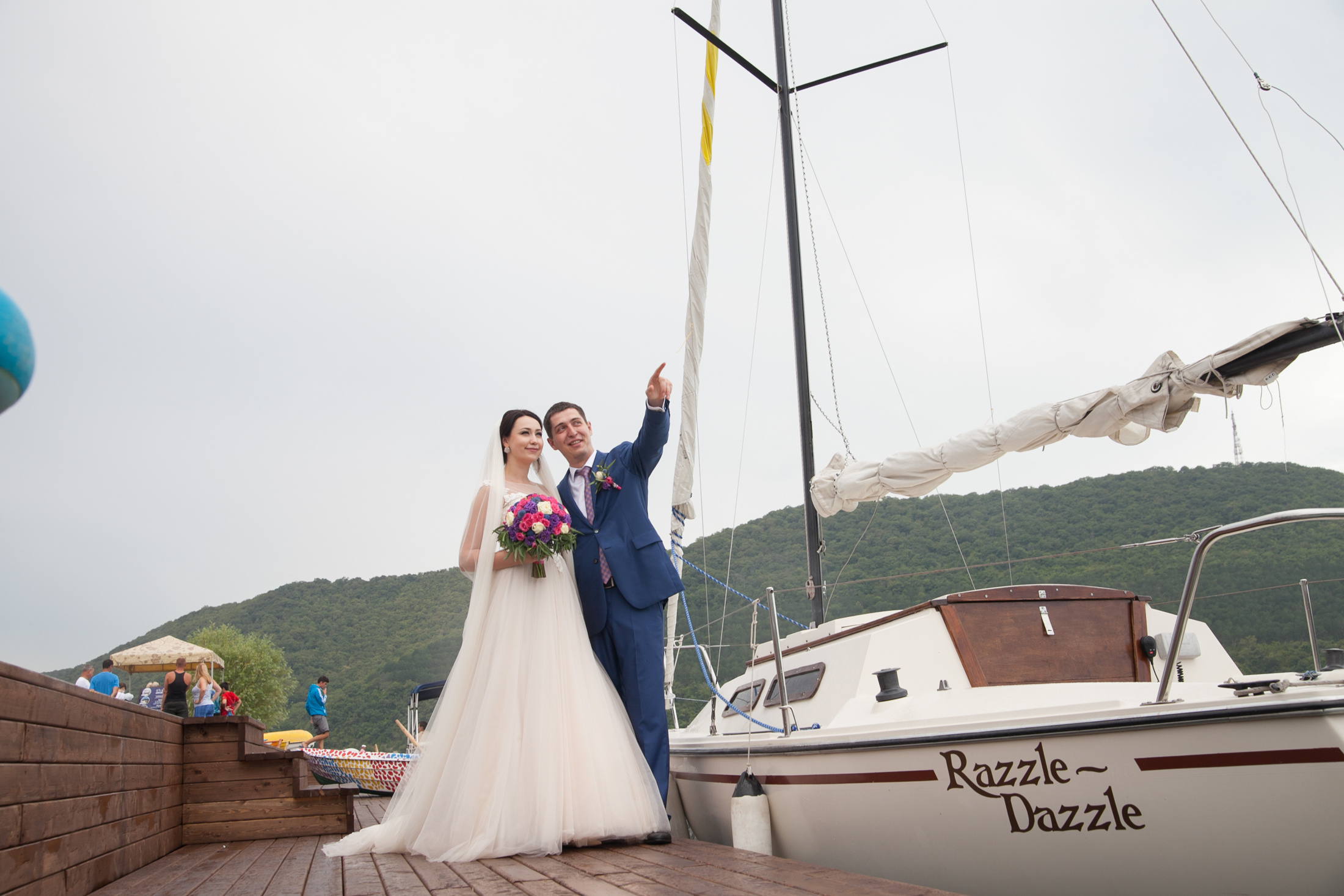 фотограф на свадьбу в Новороссийске, свадебный фотограф Новороссийск, семейный фотограф Новороссийск,  свадебная фотосессия в Новороссийске, фото невесты, фото жениха, фотомолодых, фотосессия в ЗАГСе Новороссийска, фотосессия церемонии, свадебная фотосессия на прогулке , фотопрогулка в Новороссийске, невеста, жених, букет невесты, платье невесты, гости на свадьбе, горько молодым