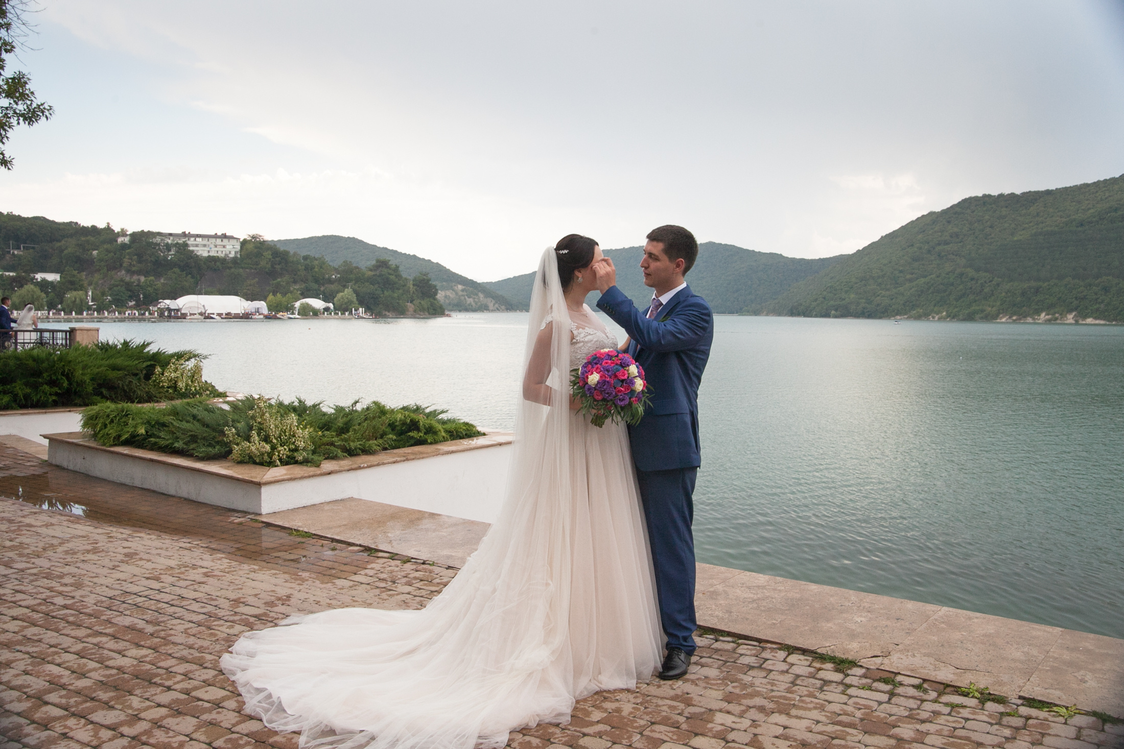 фотограф на свадьбу в Новороссийске, свадебный фотограф Новороссийск, семейный фотограф Новороссийск,  свадебная фотосессия в Новороссийске, фото невесты, фото жениха, фотомолодых, фотосессия в ЗАГСе Новороссийска, фотосессия церемонии, свадебная фотосессия на прогулке , фотопрогулка в Новороссийске, невеста, жених, букет невесты, платье невесты, гости на свадьбе, горько молодым