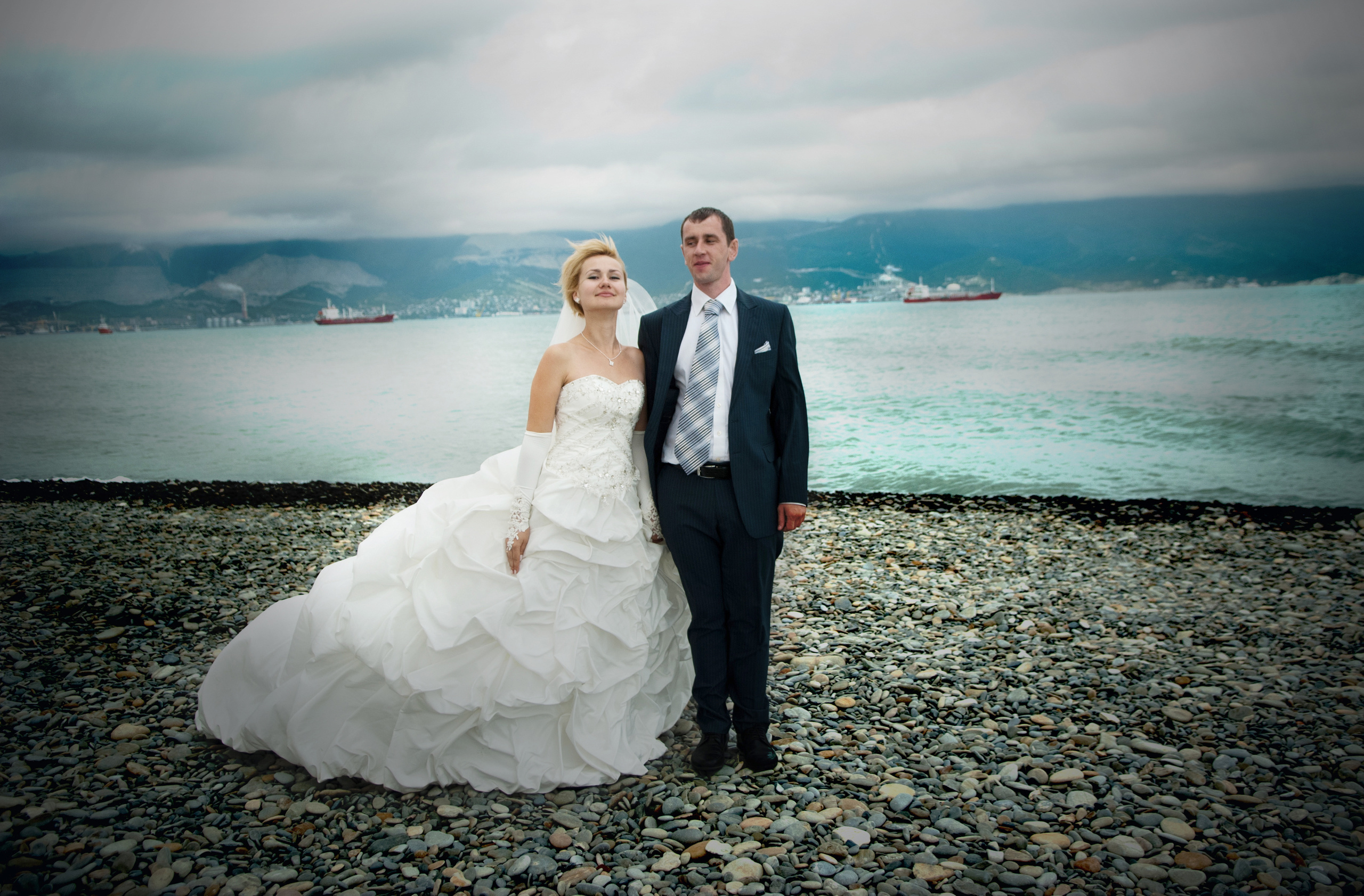 фотограф на свадьбу в Новороссийске, свадебный фотограф Новороссийск, семейный фотограф Новороссийск,  свадебная фотосессия в Новороссийске, фото невесты, фото жениха, фотомолодых, фотосессия в ЗАГСе Новороссийска, фотосессия церемонии, свадебная фотосессия на прогулке , фотопрогулка в Новороссийске, невеста, жених, букет невесты, платье невесты, гости на свадьбе, горько молодым