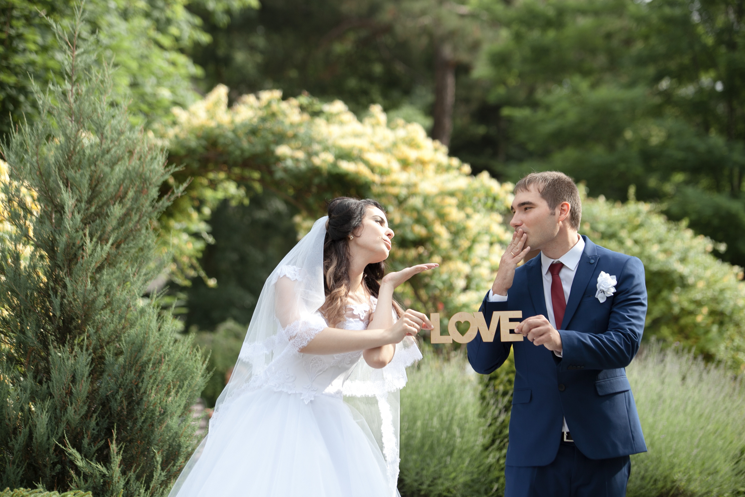 фотограф на свадьбу в Новороссийске, свадебный фотограф Новороссийск, семейный фотограф Новороссийск,  свадебная фотосессия в Новороссийске, фото невесты, фото жениха, фотомолодых, фотосессия в ЗАГСе Новороссийска, фотосессия церемонии, свадебная фотосессия на прогулке , фотопрогулка в Новороссийске, невеста, жених, букет невесты, платье невесты, гости на свадьбе, горько молодым