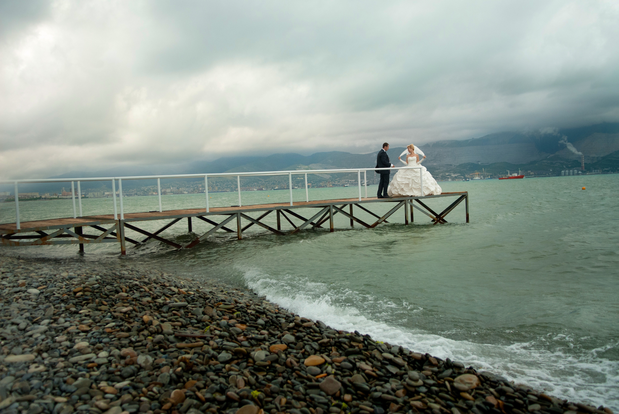 фотограф на свадьбу в Новороссийске, свадебный фотограф Новороссийск, семейный фотограф Новороссийск,  свадебная фотосессия в Новороссийске, фото невесты, фото жениха, фотомолодых, фотосессия в ЗАГСе Новороссийска, фотосессия церемонии, свадебная фотосессия на прогулке , фотопрогулка в Новороссийске, невеста, жених, букет невесты, платье невесты, гости на свадьбе, горько молодым