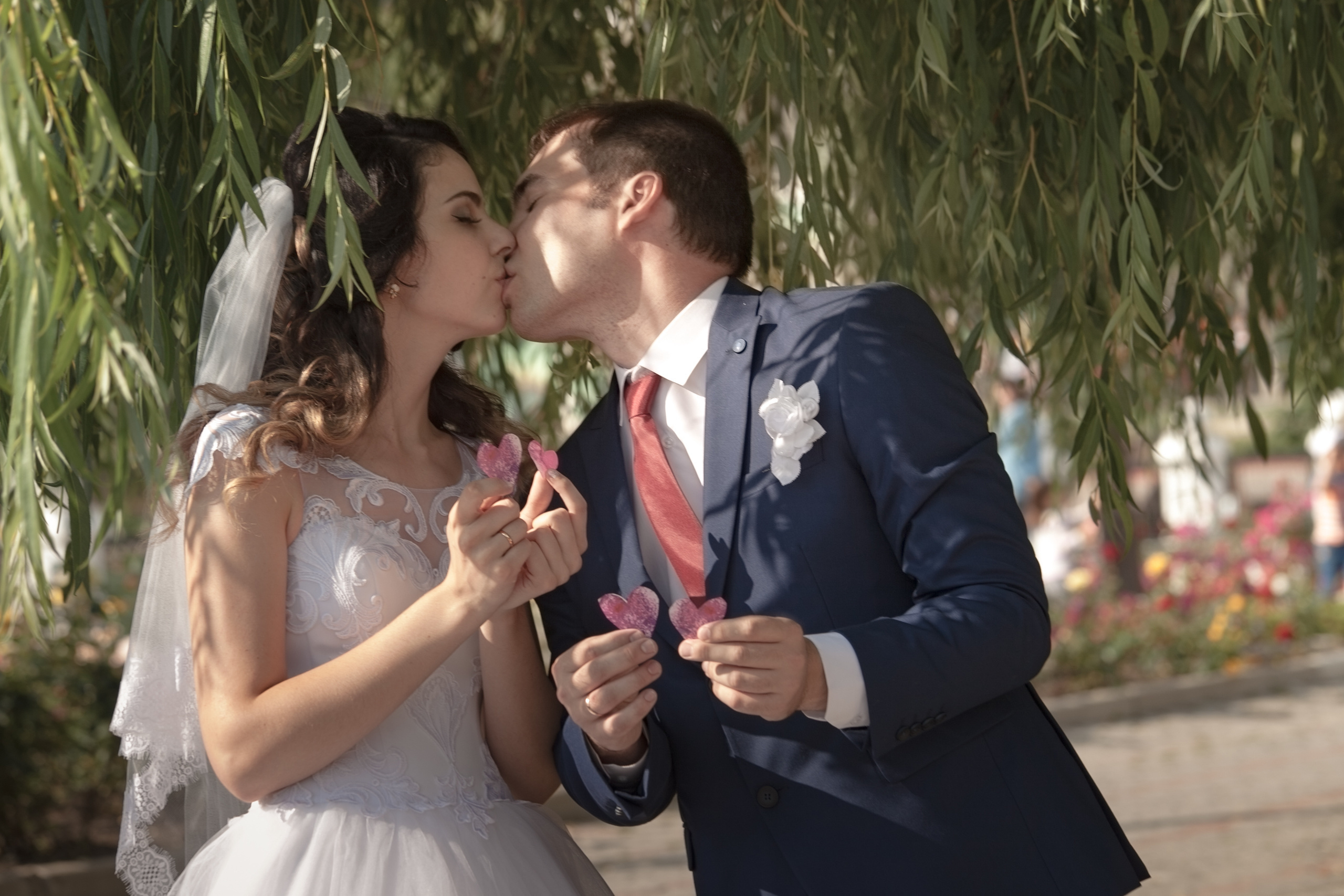 фотограф на свадьбу в Новороссийске, свадебный фотограф Новороссийск, семейный фотограф Новороссийск,  свадебная фотосессия в Новороссийске, фото невесты, фото жениха, фотомолодых, фотосессия в ЗАГСе Новороссийска, фотосессия церемонии, свадебная фотосессия на прогулке , фотопрогулка в Новороссийске, невеста, жених, букет невесты, платье невесты, гости на свадьбе, горько молодым