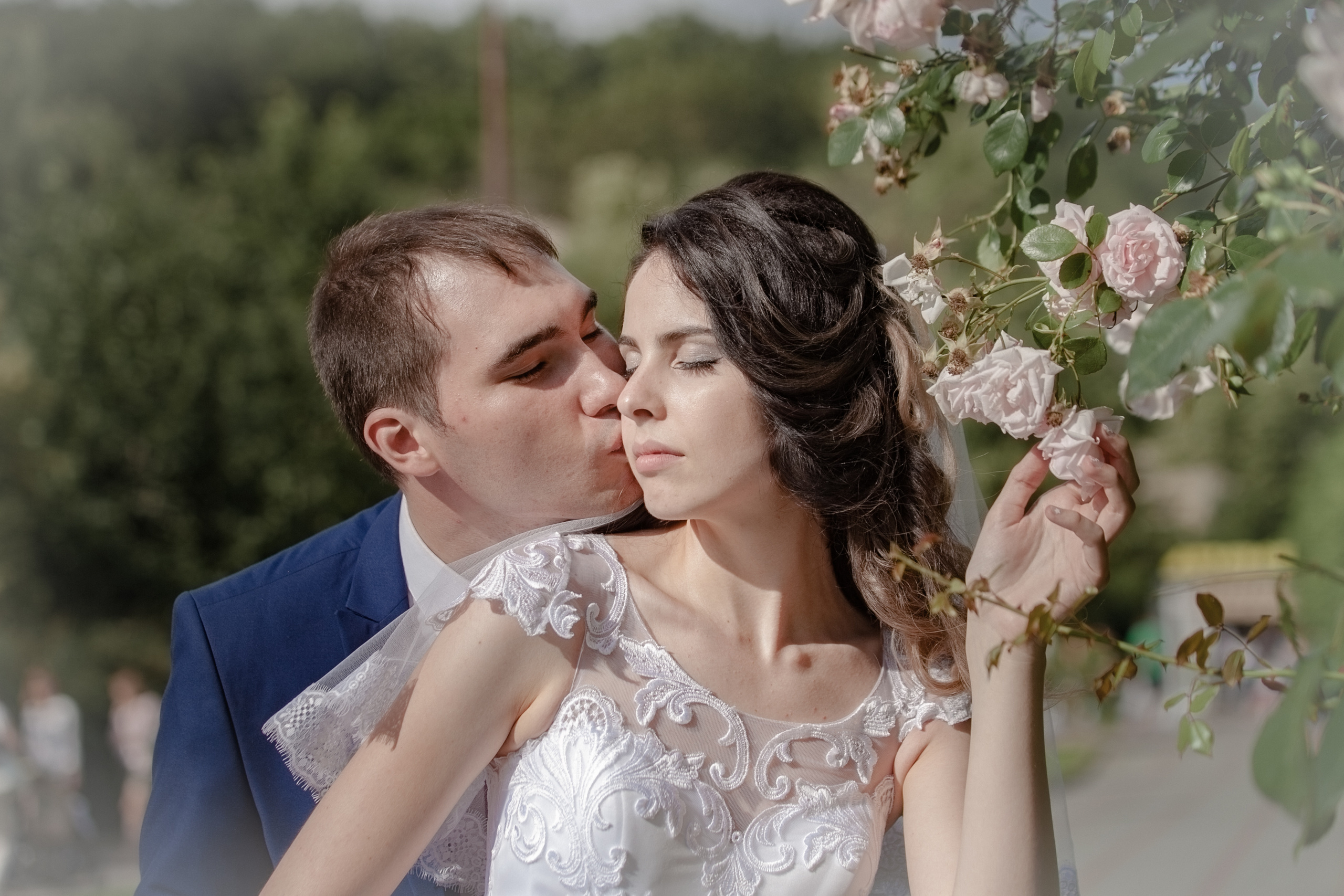 фотограф на свадьбу в Новороссийске, свадебный фотограф Новороссийск, семейный фотограф Новороссийск,  свадебная фотосессия в Новороссийске, фото невесты, фото жениха, фотомолодых, фотосессия в ЗАГСе Новороссийска, фотосессия церемонии, свадебная фотосессия на прогулке , фотопрогулка в Новороссийске, невеста, жених, букет невесты, платье невесты, гости на свадьбе, горько молодым