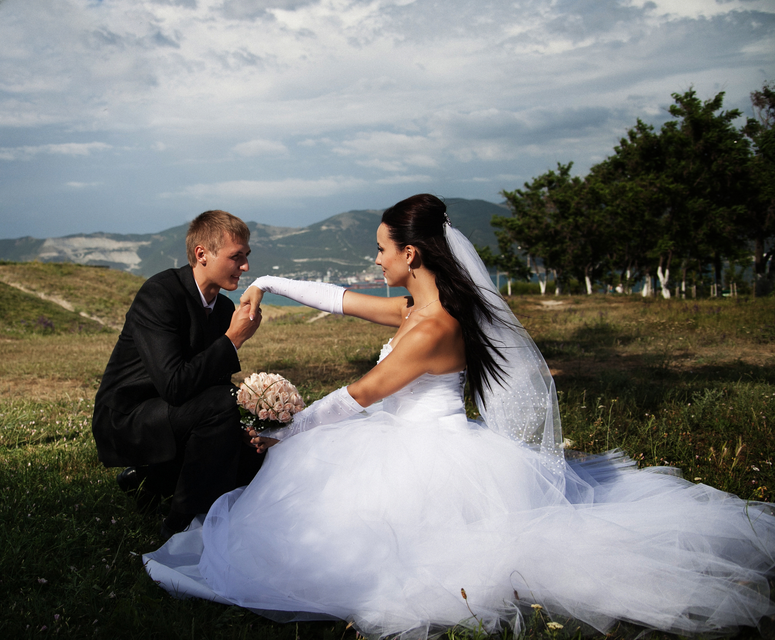 фотограф на свадьбу в Новороссийске, свадебный фотограф Новороссийск, семейный фотограф Новороссийск,  свадебная фотосессия в Новороссийске, фото невесты, фото жениха, фотомолодых, фотосессия в ЗАГСе Новороссийска, фотосессия церемонии, свадебная фотосессия на прогулке , фотопрогулка в Новороссийске, невеста, жених, букет невесты, платье невесты, гости на свадьбе, горько молодым