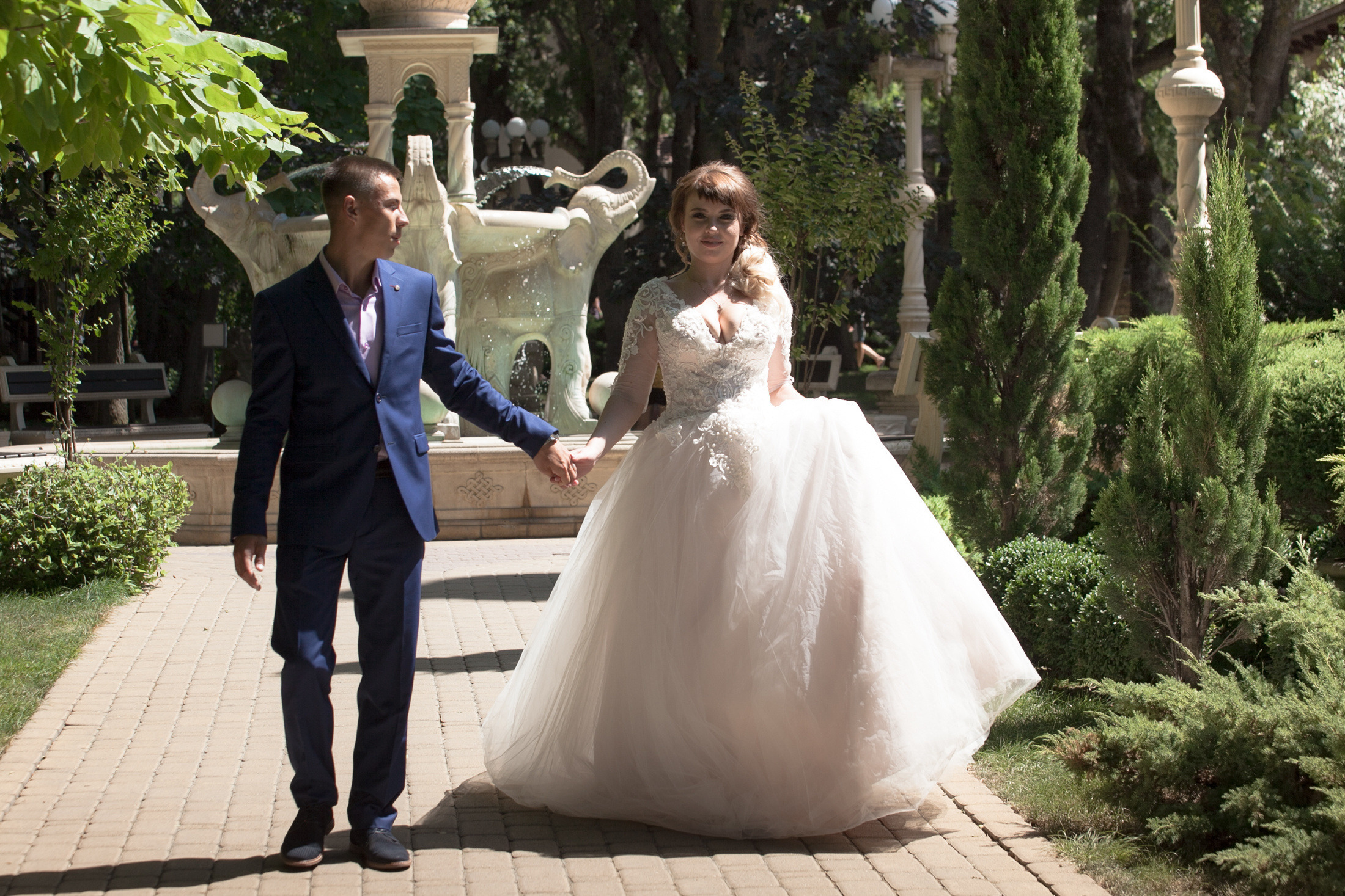 фотограф на свадьбу в Новороссийске, свадебный фотограф Новороссийск, семейный фотограф Новороссийск,  свадебная фотосессия в Новороссийске, фото невесты, фото жениха, фотомолодых, фотосессия в ЗАГСе Новороссийска, фотосессия церемонии, свадебная фотосессия на прогулке , фотопрогулка в Новороссийске, невеста, жених, букет невесты, платье невесты, гости на свадьбе, горько молодым