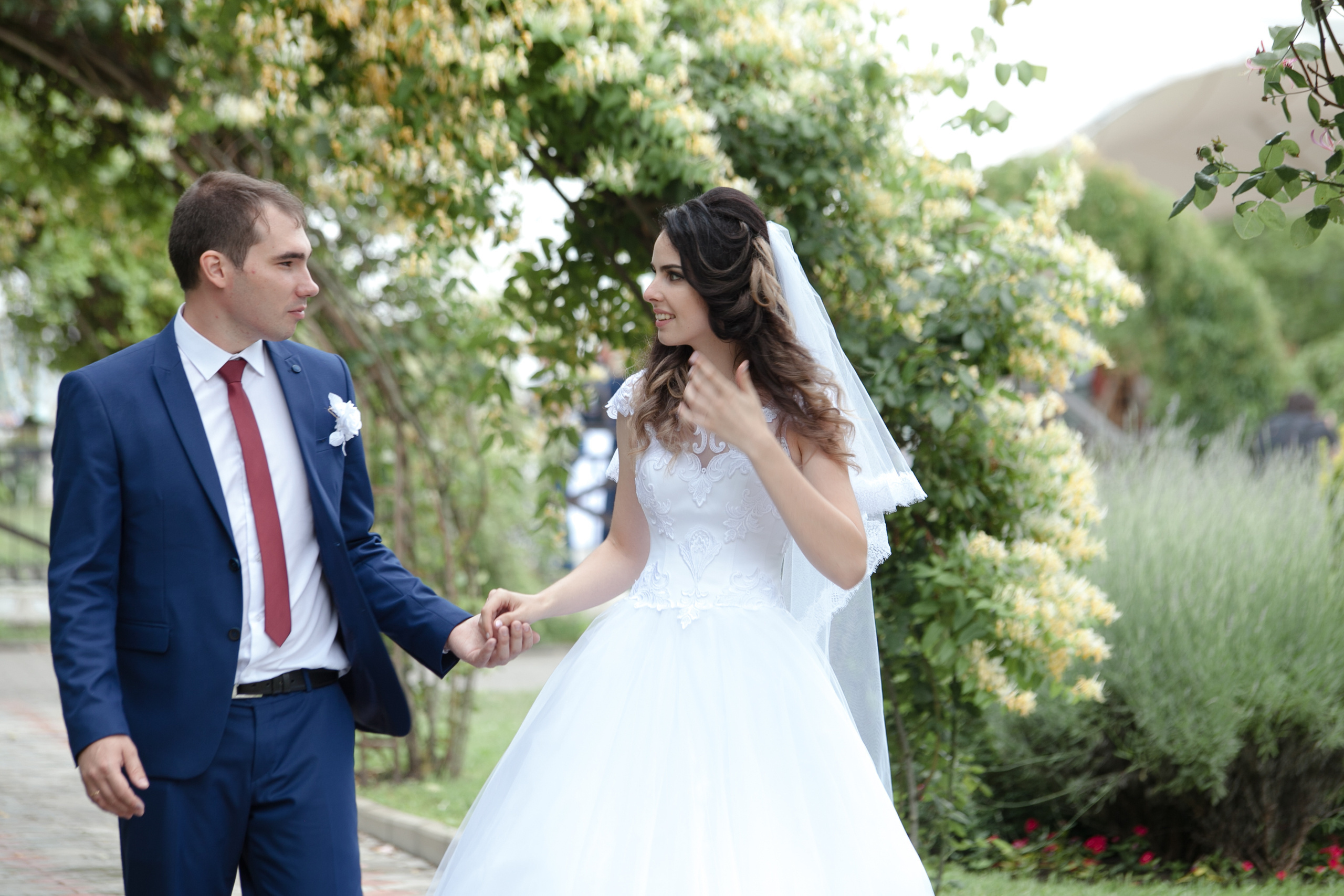 фотограф на свадьбу в Новороссийске, свадебный фотограф Новороссийск, семейный фотограф Новороссийск,  свадебная фотосессия в Новороссийске, фото невесты, фото жениха, фотомолодых, фотосессия в ЗАГСе Новороссийска, фотосессия церемонии, свадебная фотосессия на прогулке , фотопрогулка в Новороссийске, невеста, жених, букет невесты, платье невесты, гости на свадьбе, горько молодым