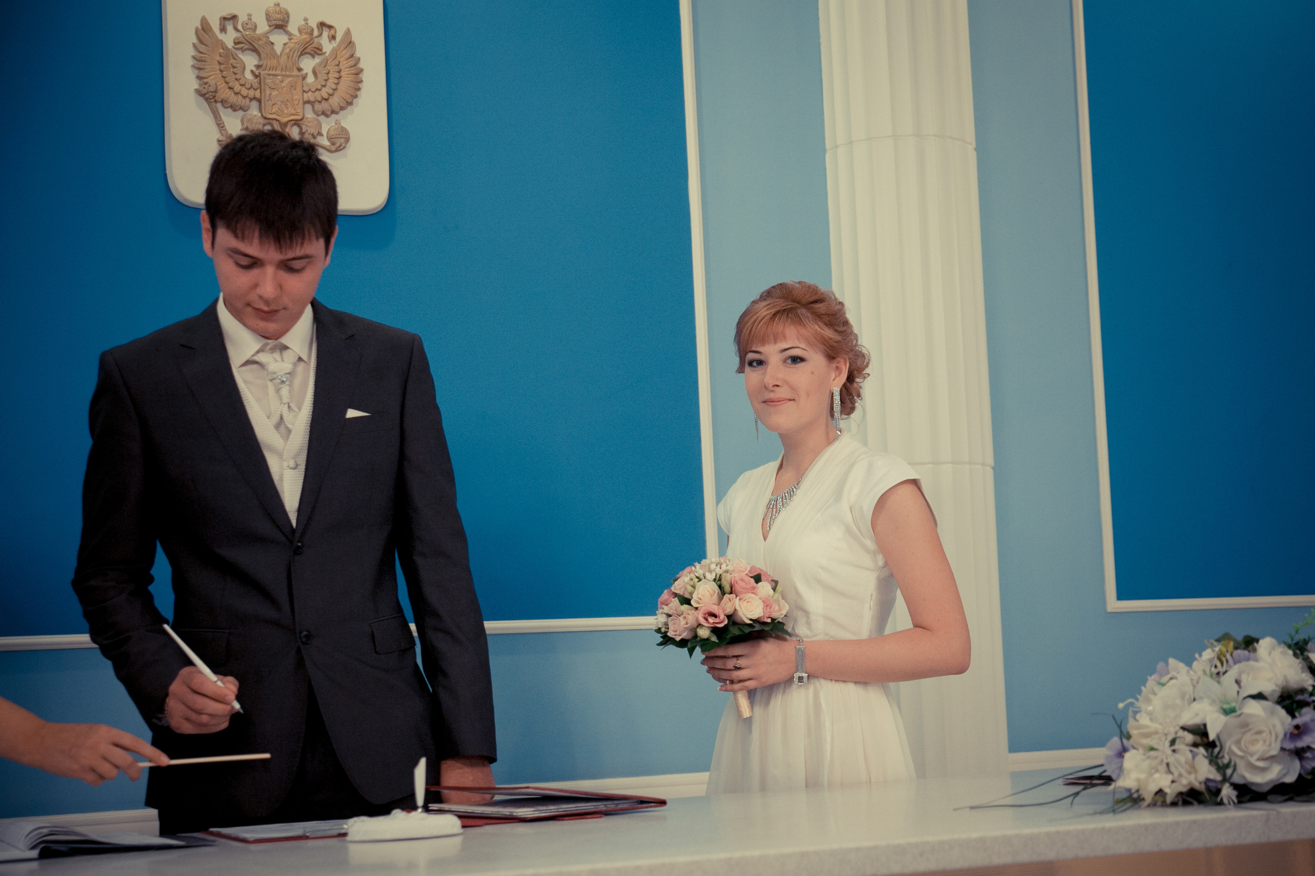 фотограф на свадьбу в Новороссийске, свадебный фотограф Новороссийск, семейный фотограф Новороссийск,  свадебная фотосессия в Новороссийске, фото невесты, фото жениха, фотомолодых, фотосессия в ЗАГСе Новороссийска, фотосессия церемонии, свадебная фотосессия на прогулке , фотопрогулка в Новороссийске, невеста, жених, букет невесты, платье невесты, гости на свадьбе, горько молодым