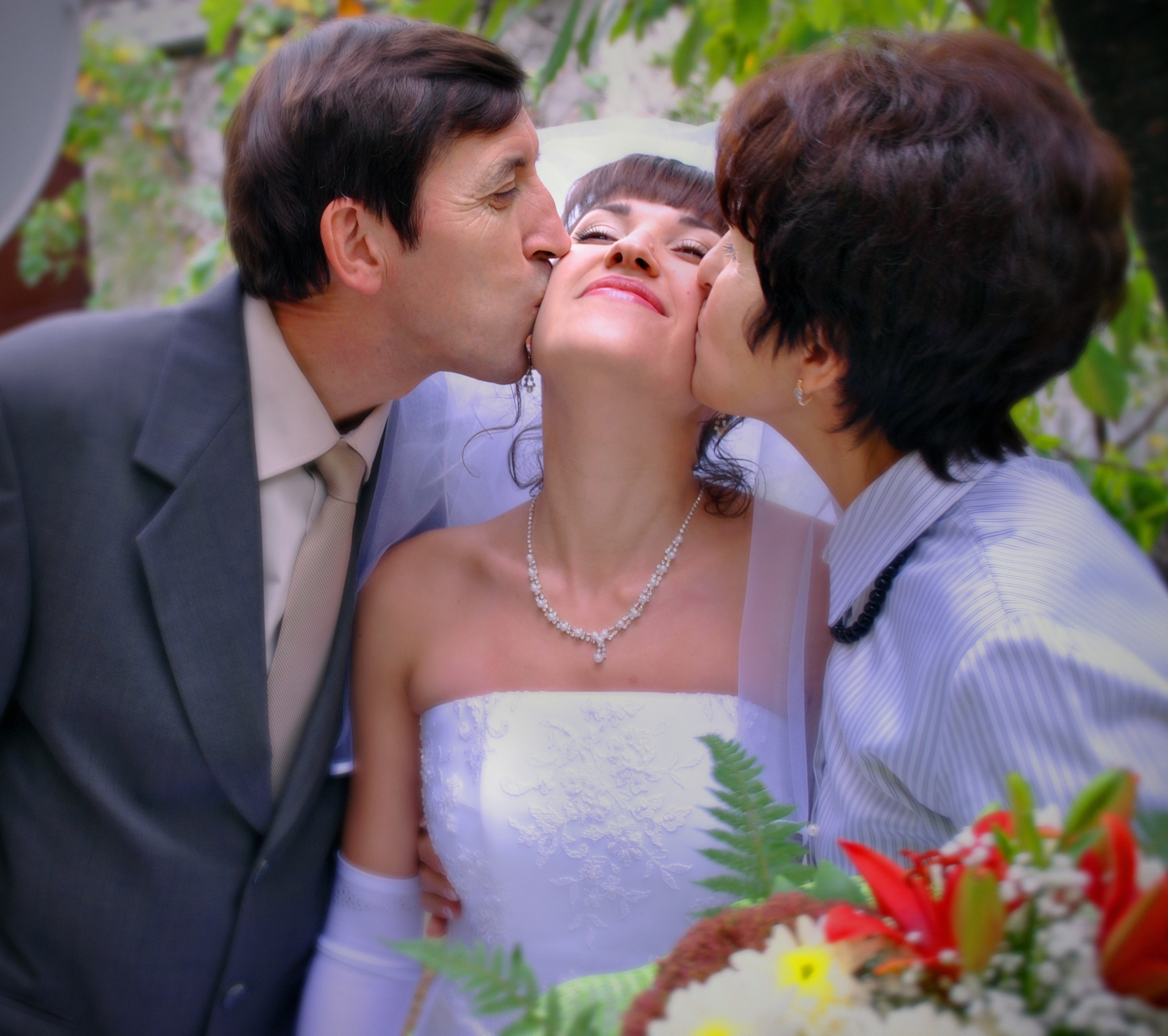 фотограф на свадьбу в Новороссийске, свадебный фотограф Новороссийск, семейный фотограф Новороссийск,  свадебная фотосессия в Новороссийске, фото невесты, фото жениха, фотомолодых, фотосессия в ЗАГСе Новороссийска, фотосессия церемонии, свадебная фотосессия на прогулке , фотопрогулка в Новороссийске, невеста, жених, букет невесты, платье невесты, гости на свадьбе, горько молодым