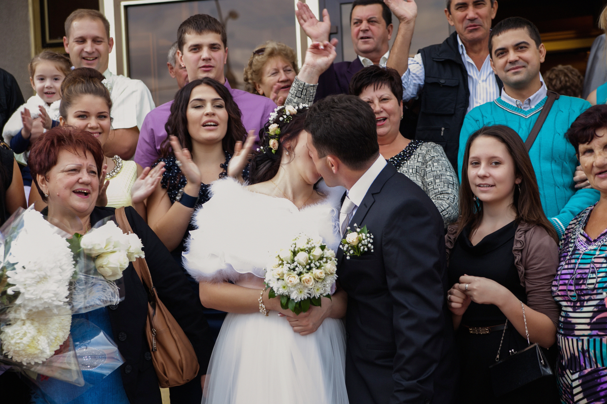 фотограф на свадьбу в Новороссийске, свадебный фотограф Новороссийск, семейный фотограф Новороссийск,  свадебная фотосессия в Новороссийске, фото невесты, фото жениха, фотомолодых, фотосессия в ЗАГСе Новороссийска, фотосессия церемонии, свадебная фотосессия на прогулке , фотопрогулка в Новороссийске, невеста, жених, букет невесты, платье невесты, гости на свадьбе, горько молодым