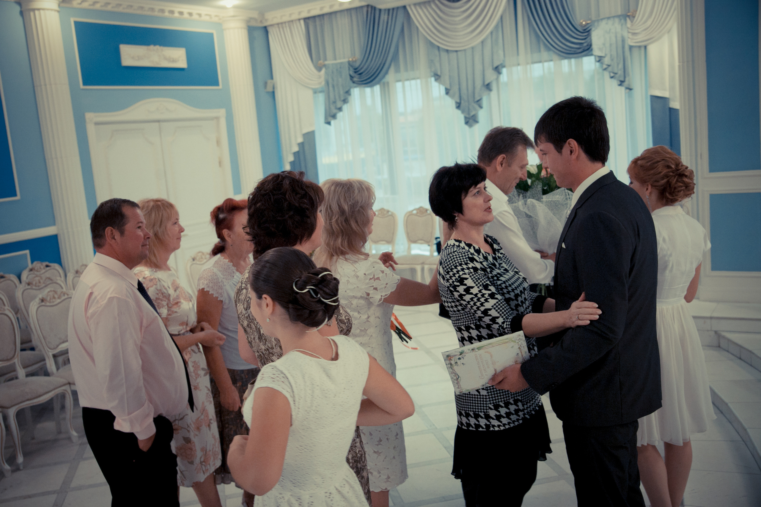 фотограф на свадьбу в Новороссийске, свадебный фотограф Новороссийск, семейный фотограф Новороссийск,  свадебная фотосессия в Новороссийске, фото невесты, фото жениха, фотомолодых, фотосессия в ЗАГСе Новороссийска, фотосессия церемонии, свадебная фотосессия на прогулке , фотопрогулка в Новороссийске, невеста, жених, букет невесты, платье невесты, гости на свадьбе, горько молодым