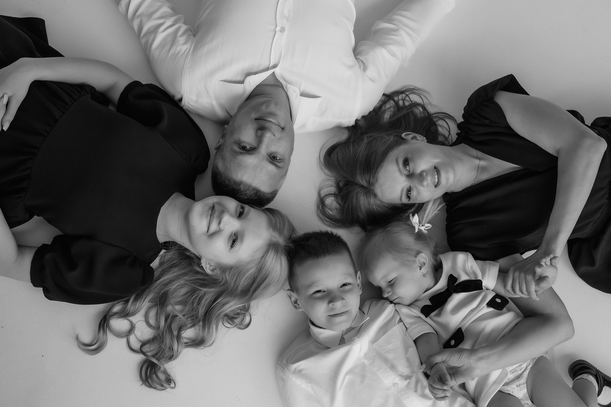 Семейная на циклораме. Фотограф Екатеринубрг/Верхняя Пышма