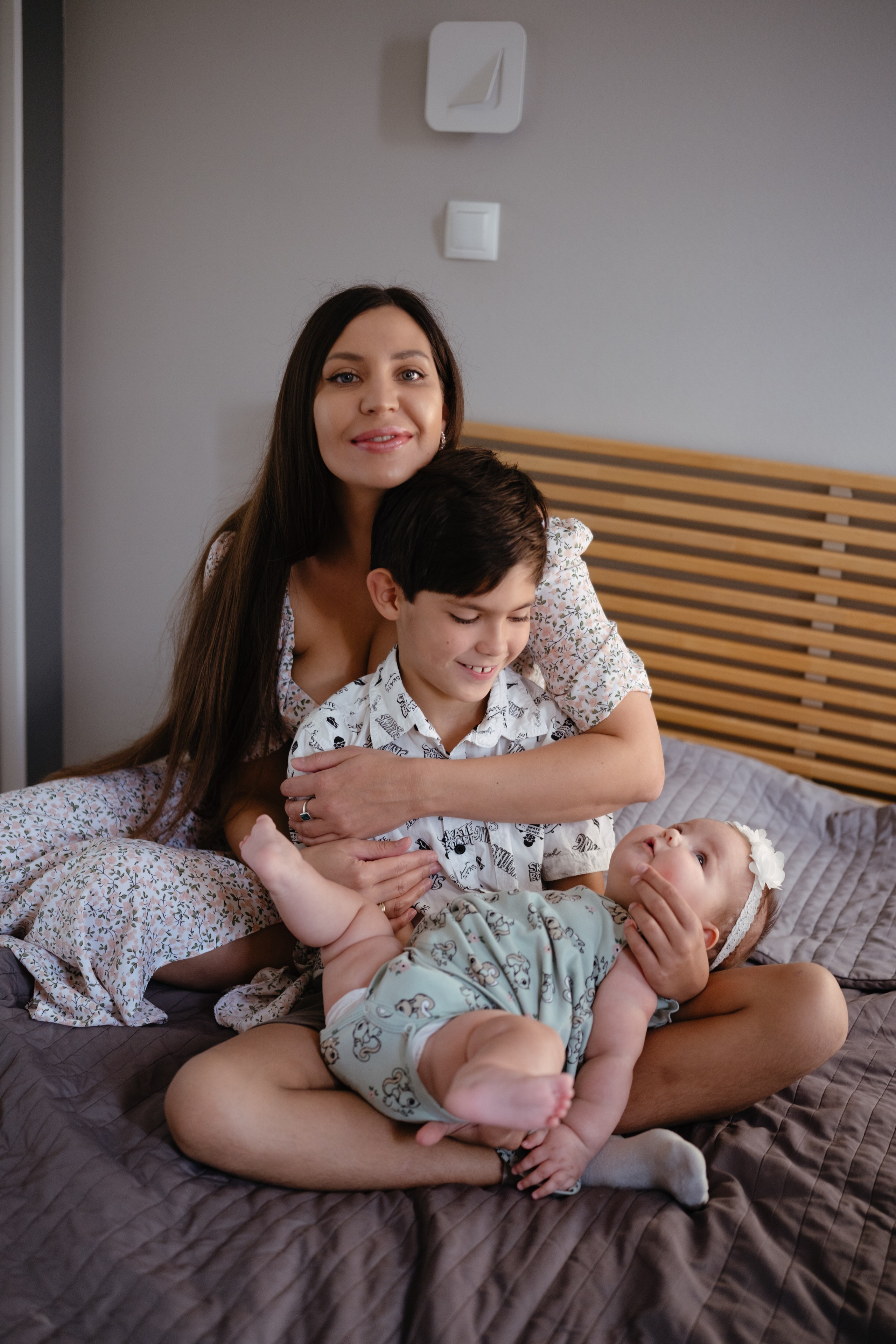 Алиса дома с мамой, братом и котом. Семейный детский ньюборн фотограф в Москве Марта Петрова