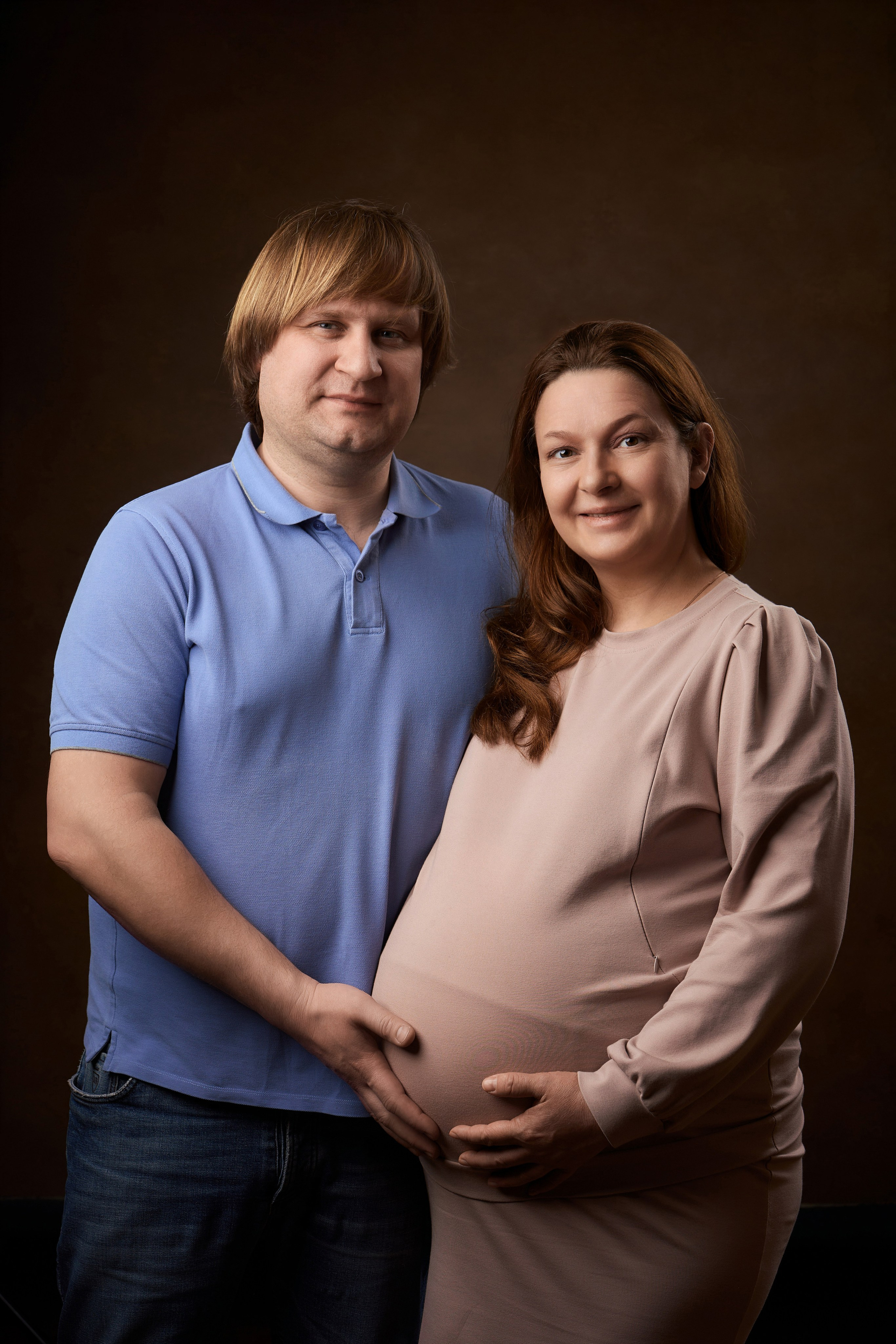 муж с беременной женой фотографируются у семейного фотографа Евгения Опарина