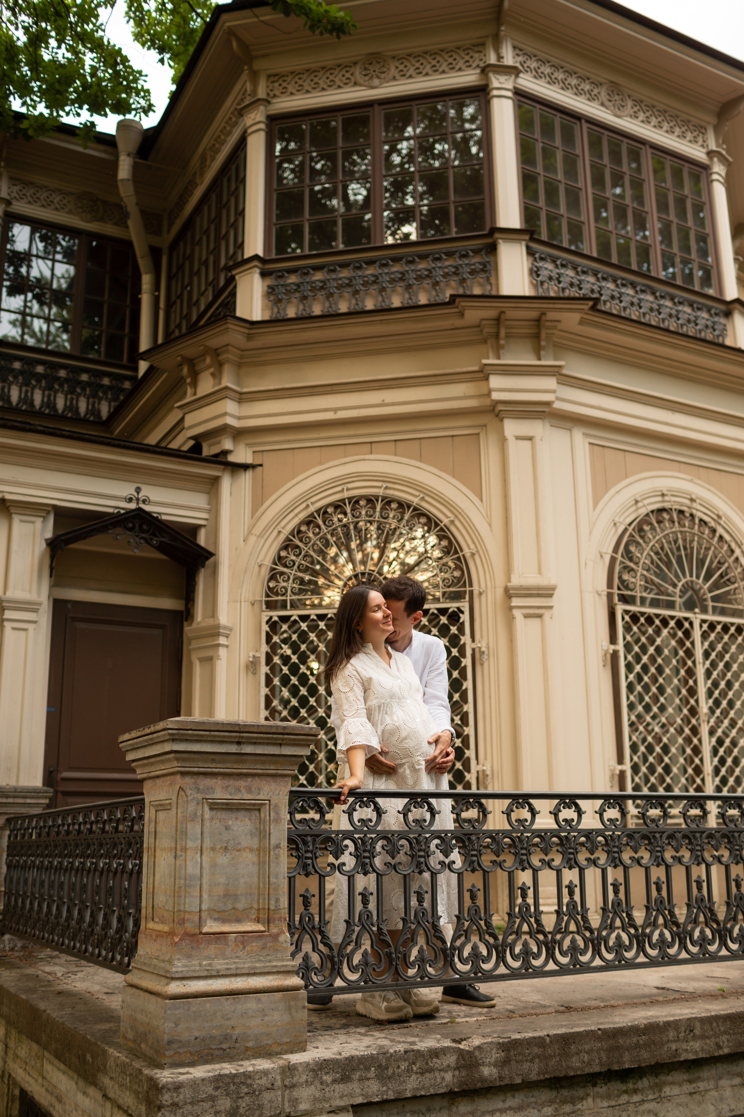 Атмосферный портрет беременной девушки с букетом роз.