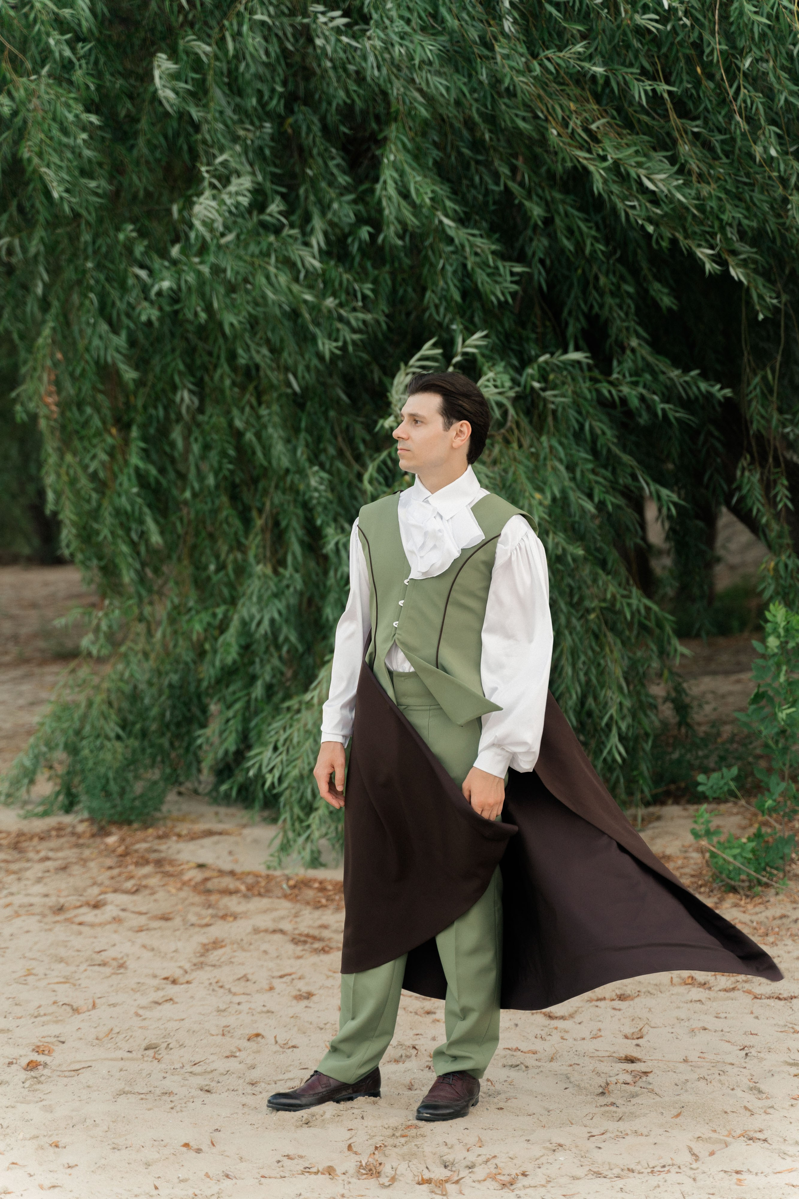 свадебная фотосессия жениха   на берегу реки Дон 