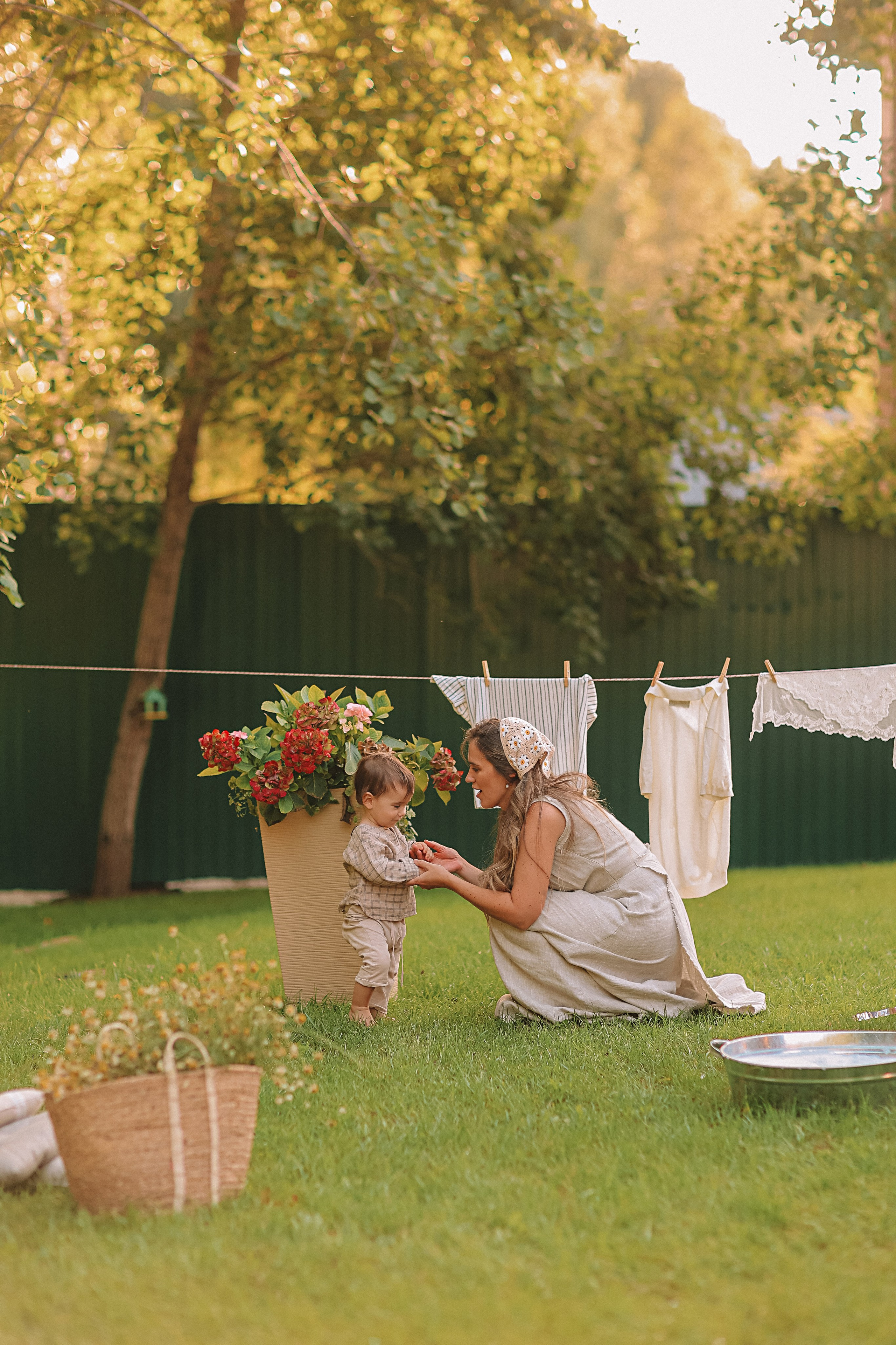Стирка у дома. Семейный фотограф Тюмень, фотограф на роды Салмина Мария